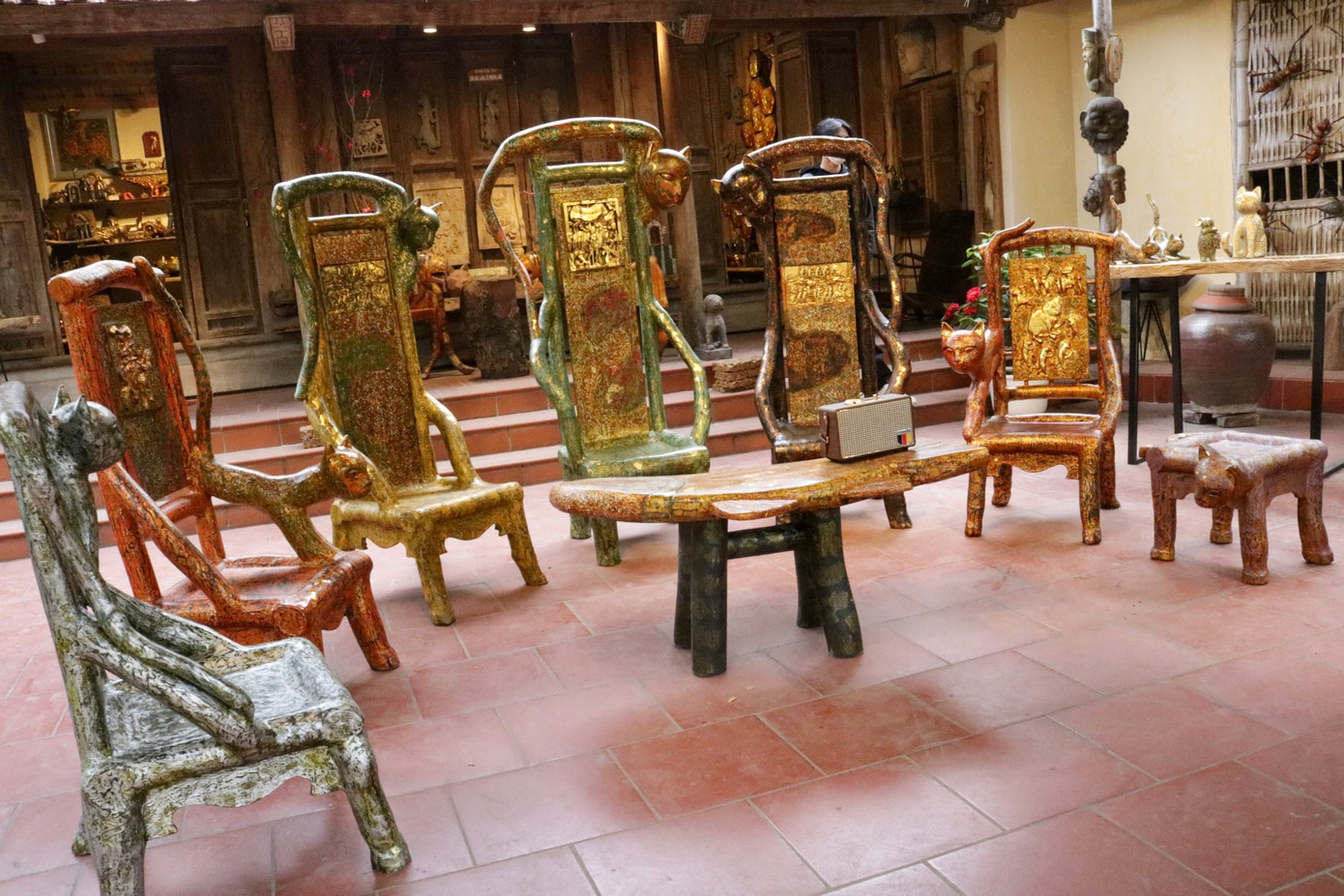Bộ bàn ghế mèo và cá được nghệ nhân Nguyễn Tấn Phát tâm đắc nhất trong bộ sưu tập năm nay