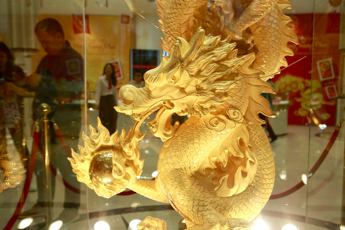 Bức tượng được tạo tác với hình rồng bao quanh cây bút với phần đuôi hướng lên trên với phần đầu nhả ngọc tạo thế vững chắc cho bức tượng.