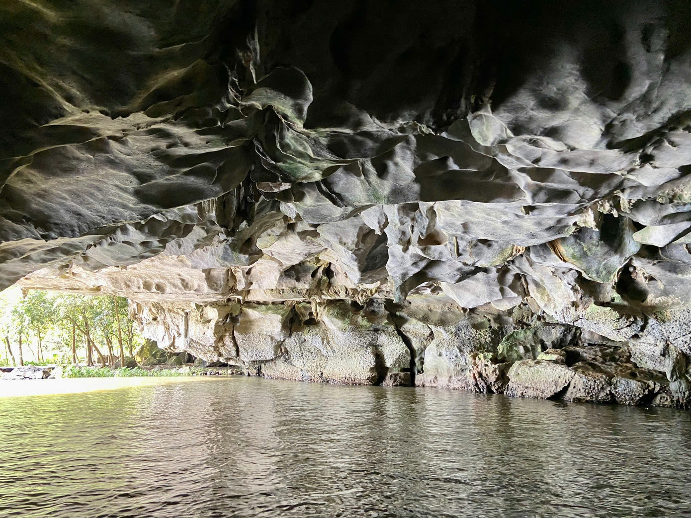Hệ thống hang động độc đáo, nhũ đá lung linh huyền ảo với nhiều tạo hình độc đáo được mẹ thiên nhiên khéo léo khắc tạc.