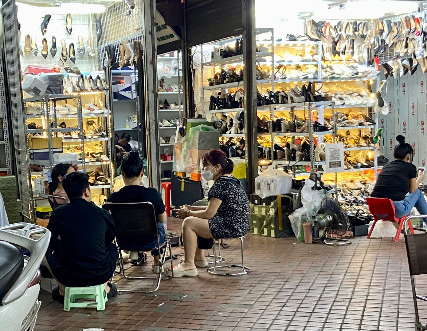 Khách vắng, các tiểu thương ngồi nói chuyện với nhau Khách vắng, các tiểu thương ngồi nói chuyện với nhau