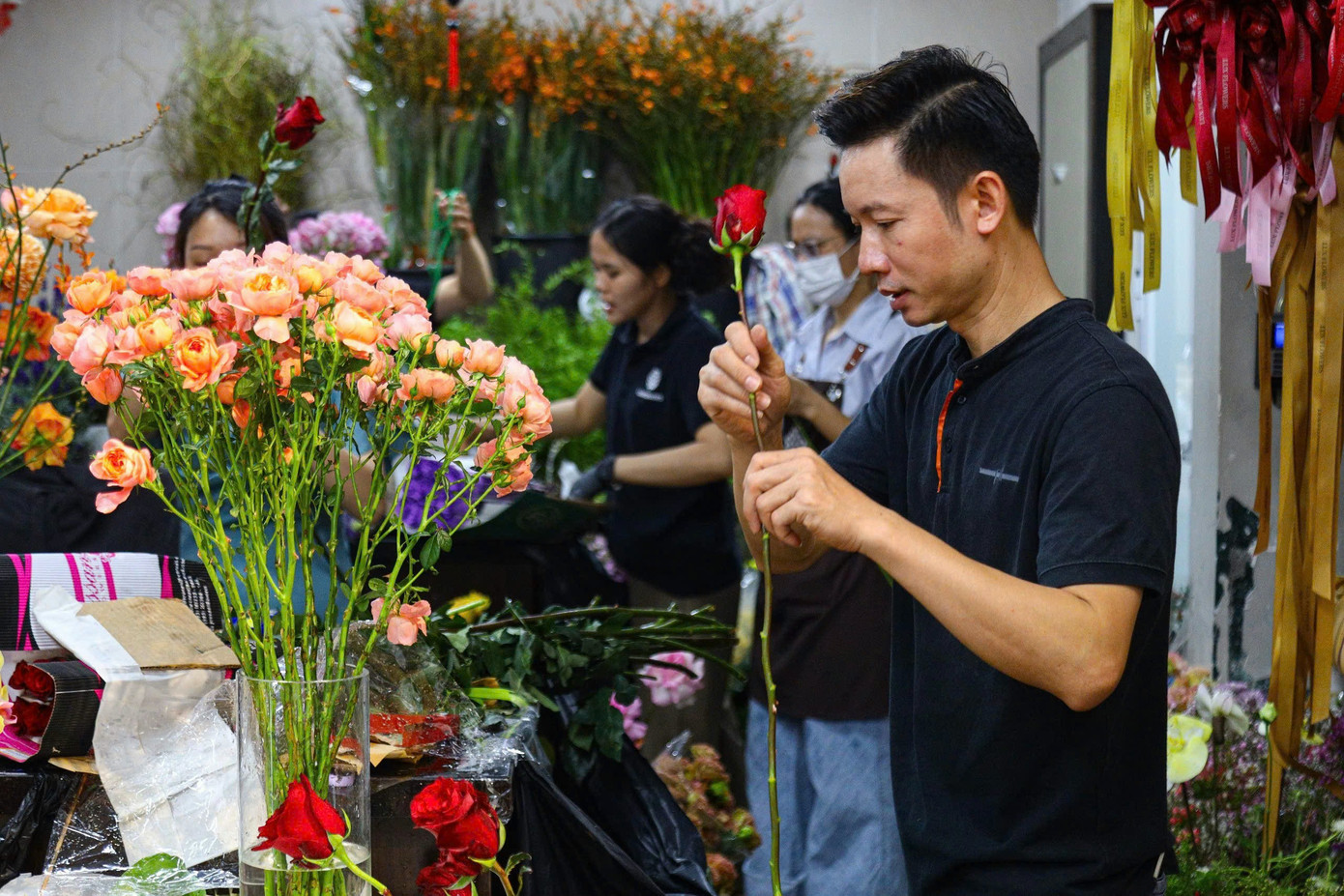 Cửa hàng anh Nam phải huy động thêm nhân viên để kịp trả đơn hàng cho khách đúng hẹn. Cửa hàng anh Nam phải huy động thêm nhân viên để kịp trả đơn hàng cho khách đúng hẹn.