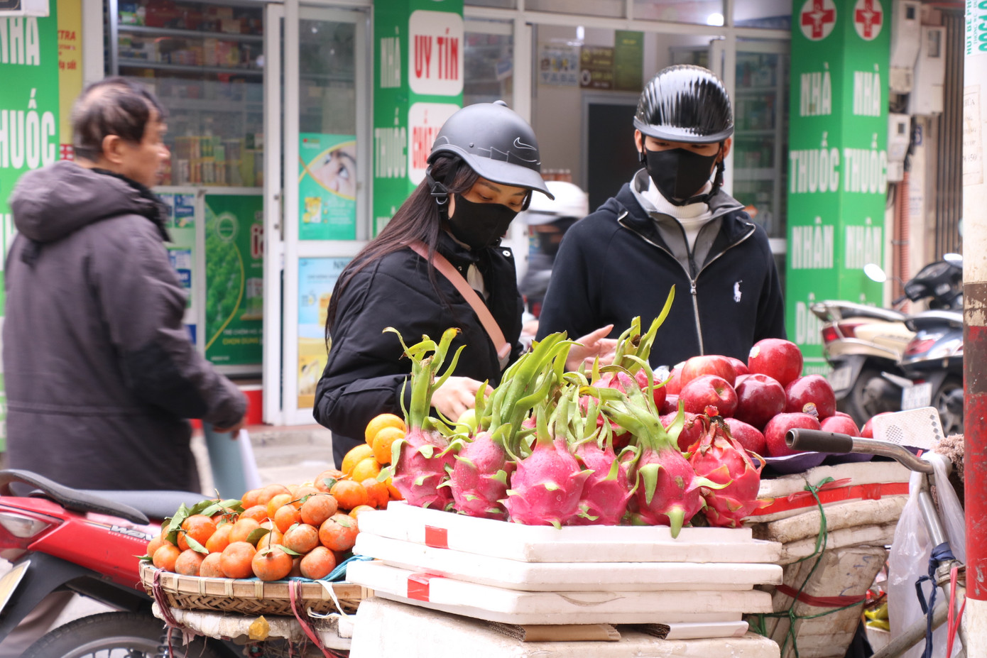 Người dân đi sắm đồ cúng từ sớm.