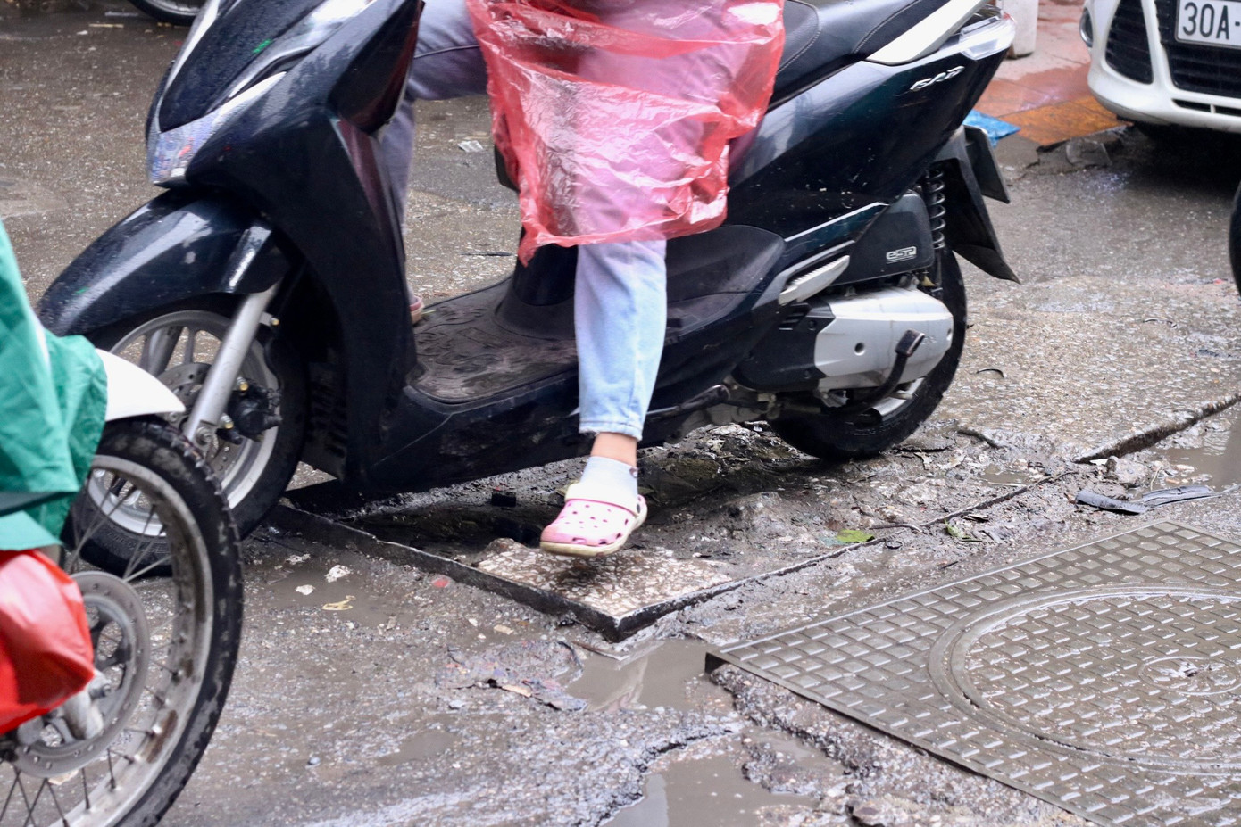 Được biết, trong năm 2024, UBND quận Cầu Giấy sẽ tập trung triển khai dự án cải tạo, mở rộng ngõ 381 Nguyễn Khang nhằm giảm tải ùn tắc giao thông tại khu vực này. Theo phê duyệt, dự án cải tạo mở rộng ngõ 381 Nguyễn Khang dài khoảng 368m, điểm đầu tại nút giao với tuyến đường quy hoạch rộng 50m thuộc khu đô thị mới Dịch Vọng, điểm cuối tại nút giao với đường Nguyễn Khang; mặt đường có chiều rộng 21,5m. Dự án có tổng mức đầu tư dự kiến khoảng 315 tỷ đồng.