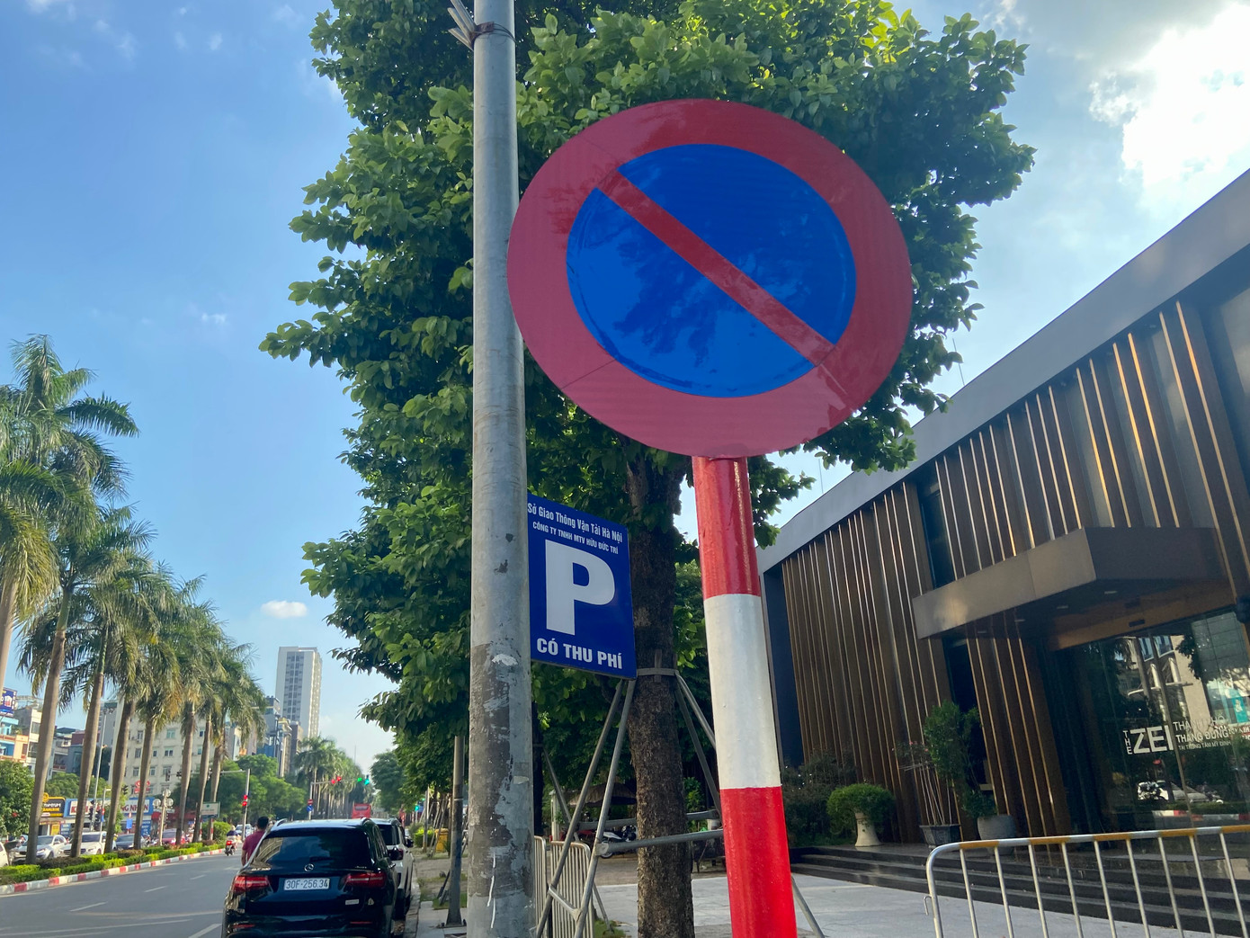 Hàng loạt những biển báo "cấm đỗ xe" và "nơi đỗ xe" được cắm ngay gần nhau.