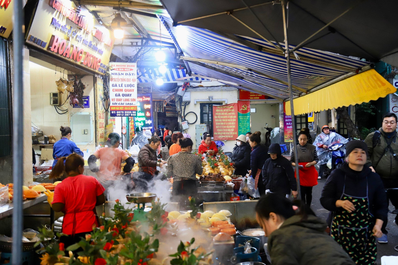 "Giá cả năm nay không thay đổi, trung bình 1 con gà cánh tiên có giá từ 500.00 - 700.000 đồng. Thời gian cao điểm mỗi ngày cửa hàng chúng tôi bán được khoảng 250 con gà".