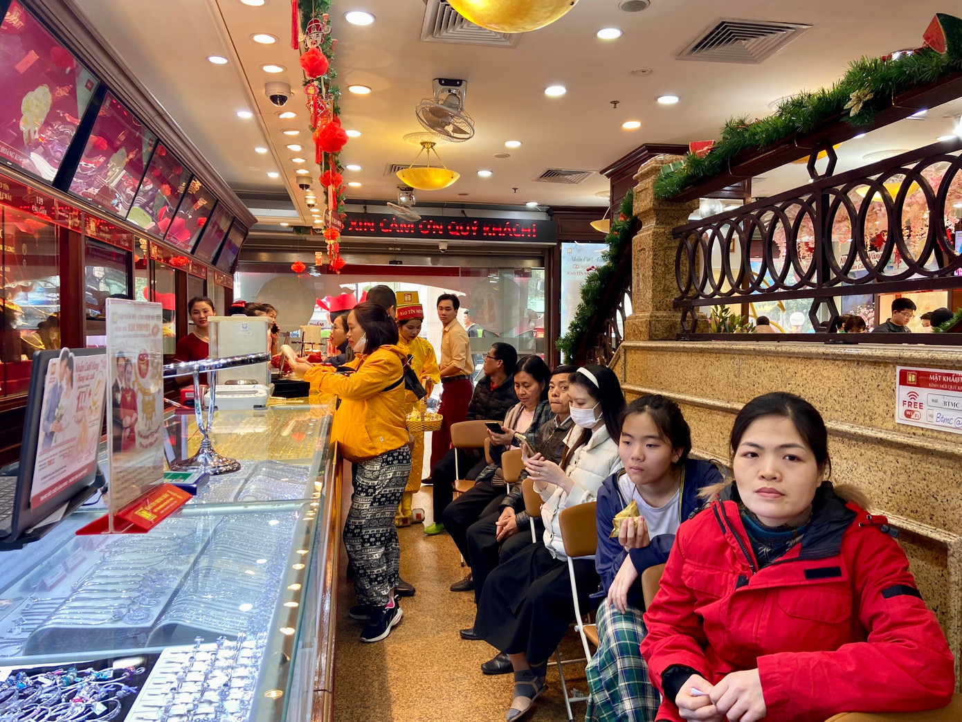 Tại cửa hàng vàng trên đường Cầu Giấy (quận Cầu Giấy) sáng 17/2, ngay từ sáng sớm, cửa hàng đã nườm nượp khách ra vào. Nhiều người phải xếp hàng để chờ đến lượt mua. Tại cửa hàng vàng trên đường Cầu Giấy (quận Cầu Giấy) sáng 17/2, ngay từ sáng sớm, cửa hàng đã nườm nượp khách ra vào. Nhiều người phải xếp hàng để chờ đến lượt mua.