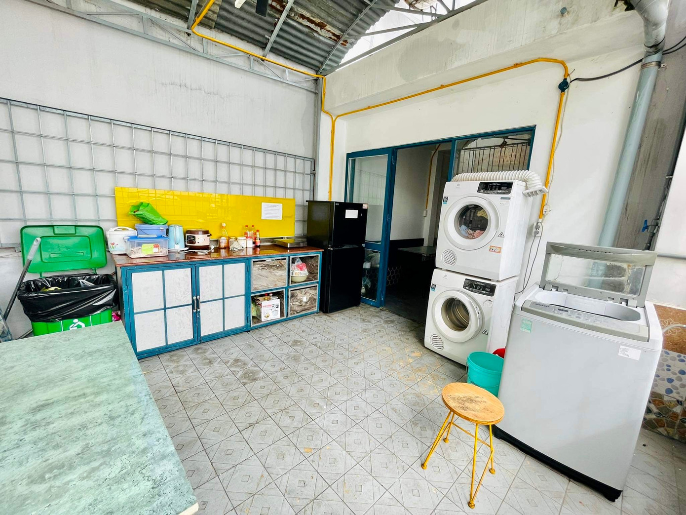 Khu vệ sinh chung trên tầng 5 của căn nhà chị Lệ đang ở. Ảnh NVCC