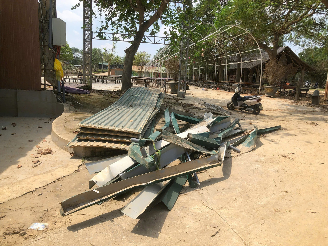 Phần mái tôn bị hỏng hóc, bật nóc do nước mạnh cũng được tháo gỡ mang đi xử lý.