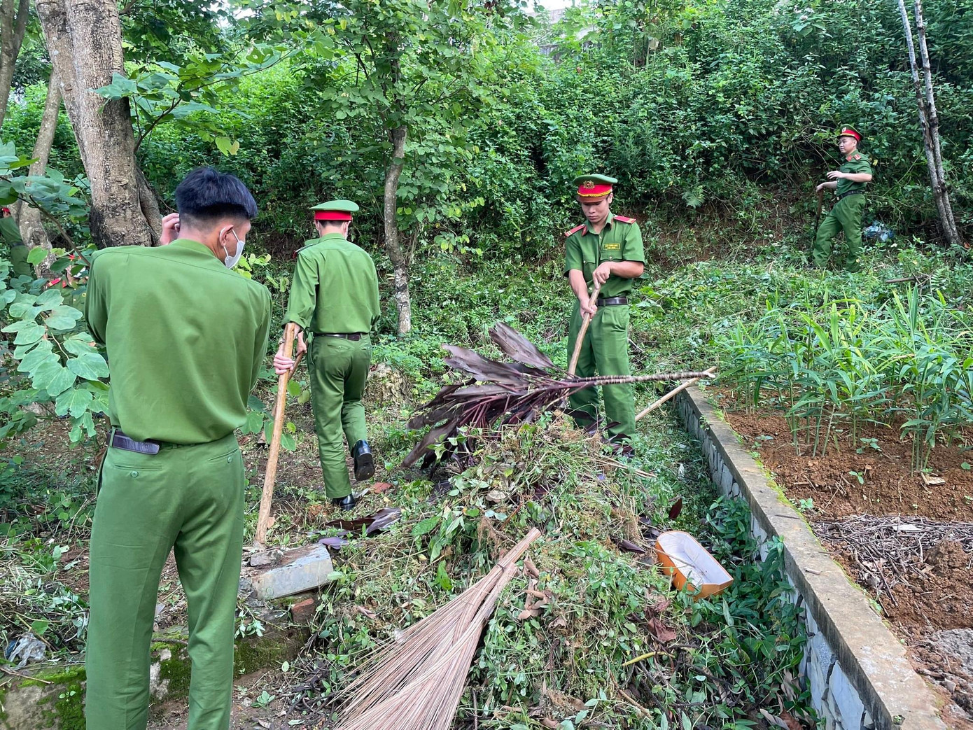 Đoàn viên, thanh niên Công an tỉnh Lai Châu tích cực tham gia hoạt động dọn dẹp tại nghĩa trang liệt sĩ tỉnh.