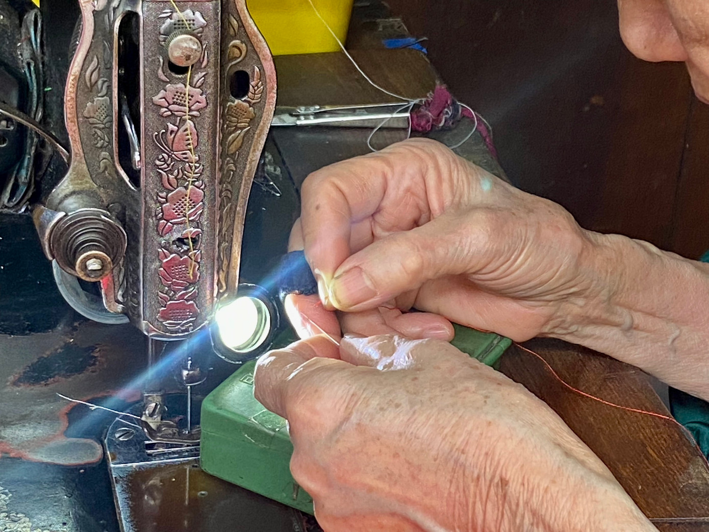 Dù đã 85 tuổi, nhưng hàng ngày bà Lê Thị Quyến vẫn tỉ mỉ khâu từng tà áo dài, từ việc xâu kim, luồn chỉ... bà đều có thể tự mình làm một cách trơn tru. Bà gọi cái nghề này là nghề "làm đẹp cho đời": "Chỉ cần nhìn người ta mặc lên chiếc áo mình may là tôi lại cảm thấy hạnh phúc. Thực ra mà nói thì nghề này cũng là nghề làm đẹp cho mọi người, một phần nữa là mình cũng không biết buôn bán nên lại càng hăng say với nghề" - bà cho hay. Dù đã 85 tuổi, nhưng hàng ngày bà Lê Thị Quyến vẫn tỉ mỉ khâu từng tà áo dài, từ việc xâu kim, luồn chỉ... bà đều có thể tự mình làm một cách trơn tru. Bà gọi cái nghề này là nghề "làm đẹp cho đời": "Chỉ cần nhìn người ta mặc lên chiếc áo mình may là tôi lại cảm thấy hạnh phúc. Thực ra mà nói thì nghề này cũng là nghề làm đẹp cho mọi người, một phần nữa là mình cũng không biết buôn bán nên lại càng hăng say với nghề" - bà cho hay.