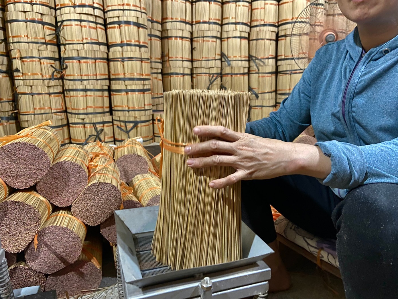 Dịp cuối năm, người dân Quảng Phú Cầu lại tất bật lao động sản xuất để cho ra lò những mẻ hương mới phục vụ khách hàng. Chị Lý Thị Ngân cho biết: "Để làm ra những bó hương trải qua rất nhiều công đoạn, từ việc chọn vầu, tuốt vót, phân lớp để chọn những que tăm chất lượng, nhuộm chân hương mang đi phơi khô, se hương rồi tiếp tục phơi cho đến khi thành phẩm."