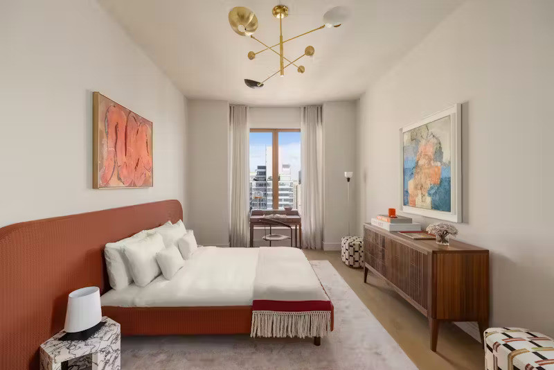 Phòng ngủ chính là nơi nghỉ ngơi thư giãn lý tưởng với phòng tắm riêng biệt.