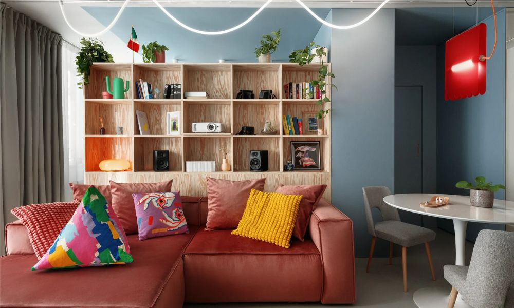 Pared Back Maximalism nổi bật với màu sắc rực rỡ cân bằng nền trung tính. Pared Back Maximalism nổi bật với màu sắc rực rỡ cân bằng nền trung tính.