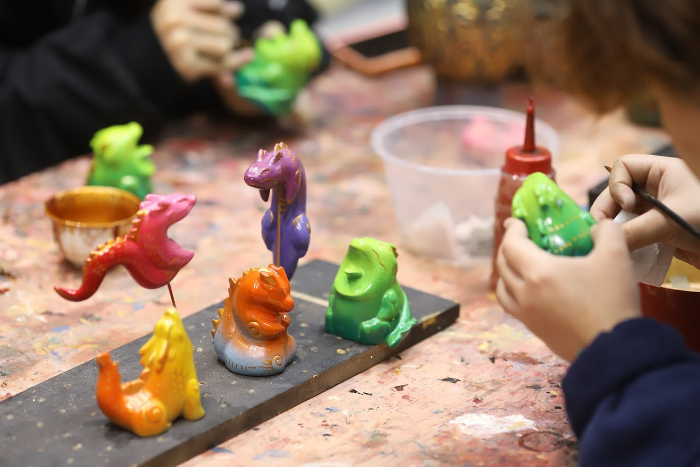 Chia sẻ với PV, họa sĩ trẻ Dương Đức Mạnh (đồng tác giả) của dự án cho biết ban đầu các bạn mất 3 tháng để phác thảo và lên ý tưởng. Một bộ được hoàn thiện sau nhiều công đoạn như phác thảo trên giấy, tạo hình bằng đất, thử nghiệm màu và chất liệu,... Chia sẻ với PV, họa sĩ trẻ Dương Đức Mạnh (đồng tác giả) của dự án cho biết ban đầu các bạn mất 3 tháng để phác thảo và lên ý tưởng. Một bộ được hoàn thiện sau nhiều công đoạn như phác thảo trên giấy, tạo hình bằng đất, thử nghiệm màu và chất liệu,...