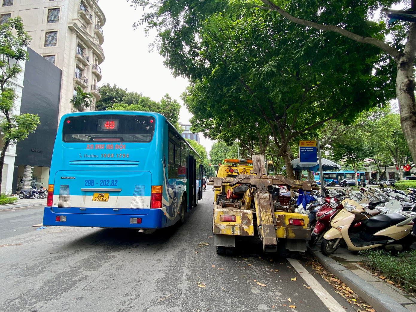 Điểm dừng xe buýt tại vườn hoa 19/8 bị bủa vây bởi nhiều phương tiện giao thông. Điểm dừng xe buýt tại vườn hoa 19/8 bị bủa vây bởi nhiều phương tiện giao thông.