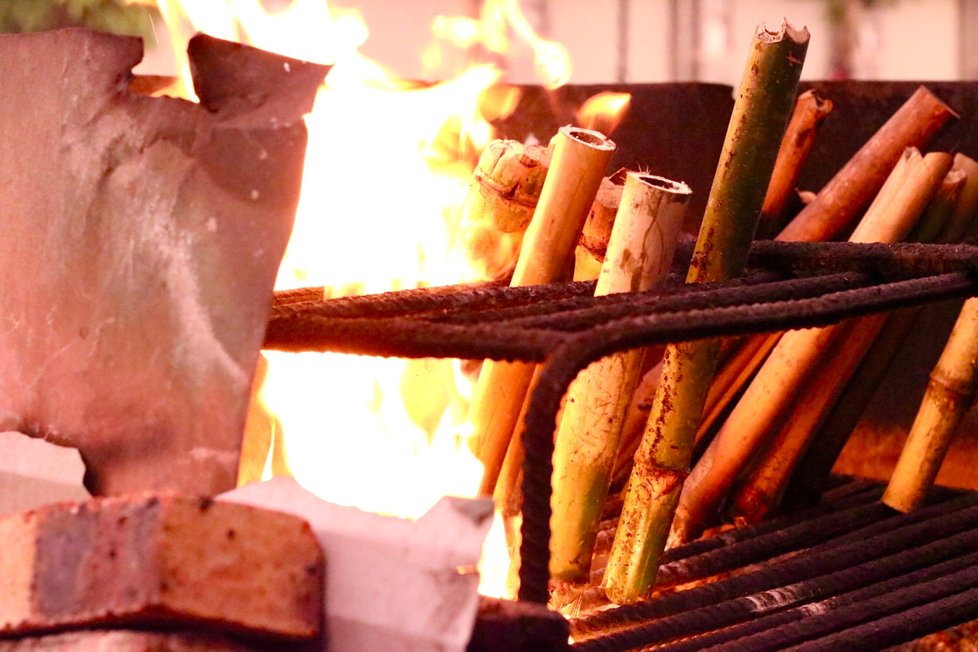 Cơm lam được dựng trên kiềng và nướng đều lửa, xoay đều tay để đảm bảo cơm được chín đều. Cơm lam được dựng trên kiềng và nướng đều lửa, xoay đều tay để đảm bảo cơm được chín đều.