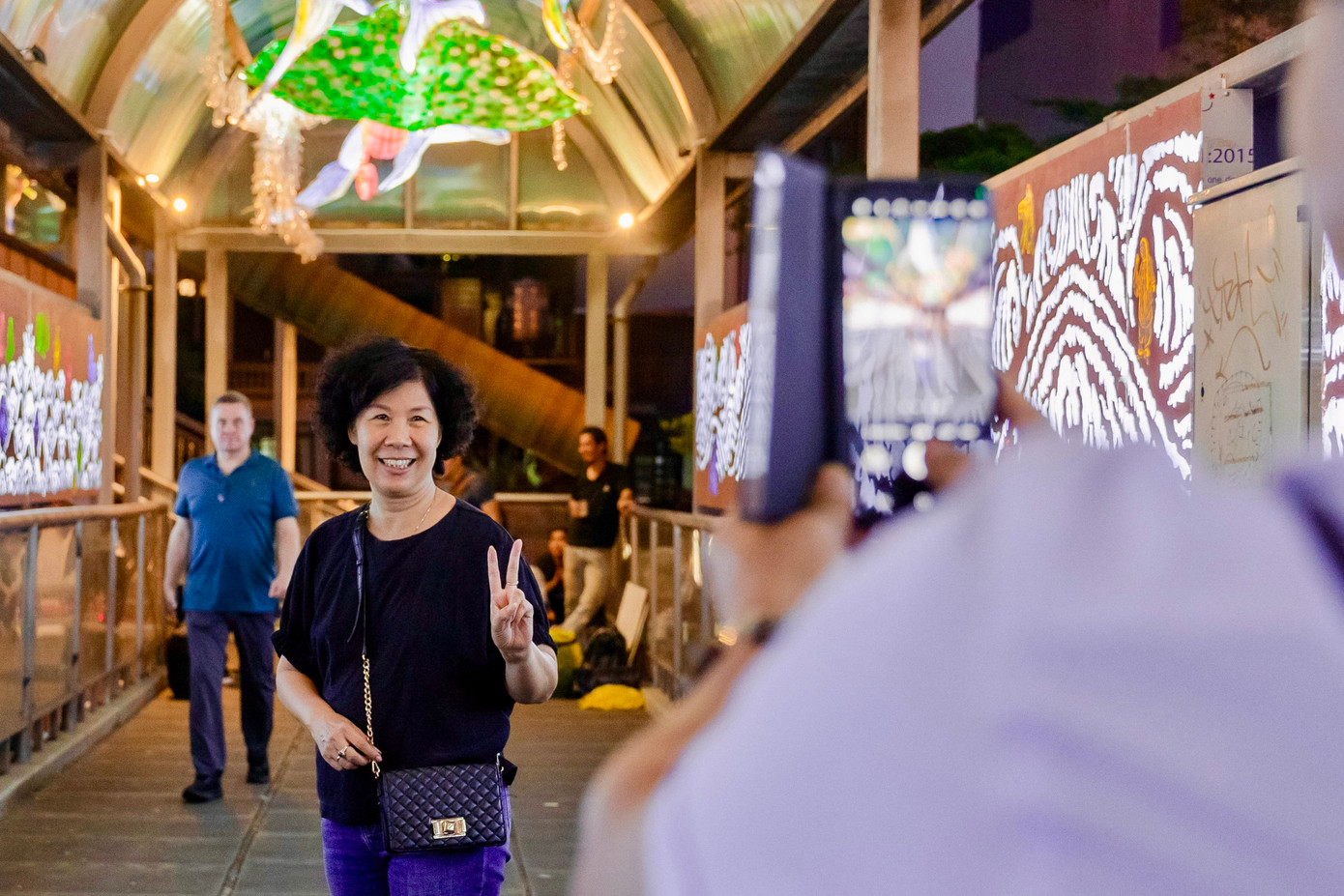 Người dân trải nghiệm không gian nghệ thuật công cộng.