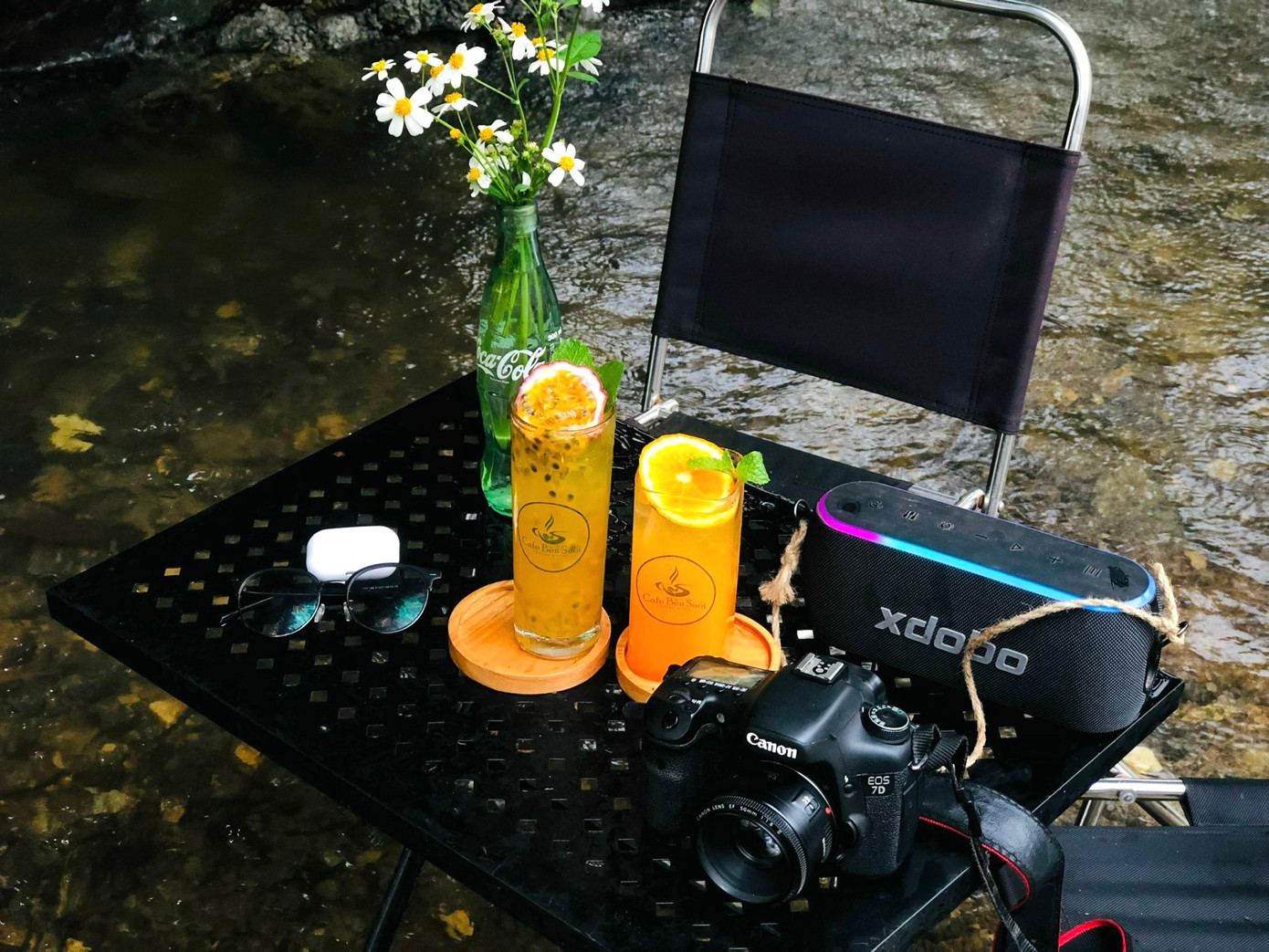 Được hòa mình vào thiên nhiên, ngắm cảnh sắc núi rừng và làm việc hay thưởng thức các món ăn dân dã là niềm đam mê của rất nhiều bạn trẻ. Được hòa mình vào thiên nhiên, ngắm cảnh sắc núi rừng và làm việc hay thưởng thức các món ăn dân dã là niềm đam mê của rất nhiều bạn trẻ.