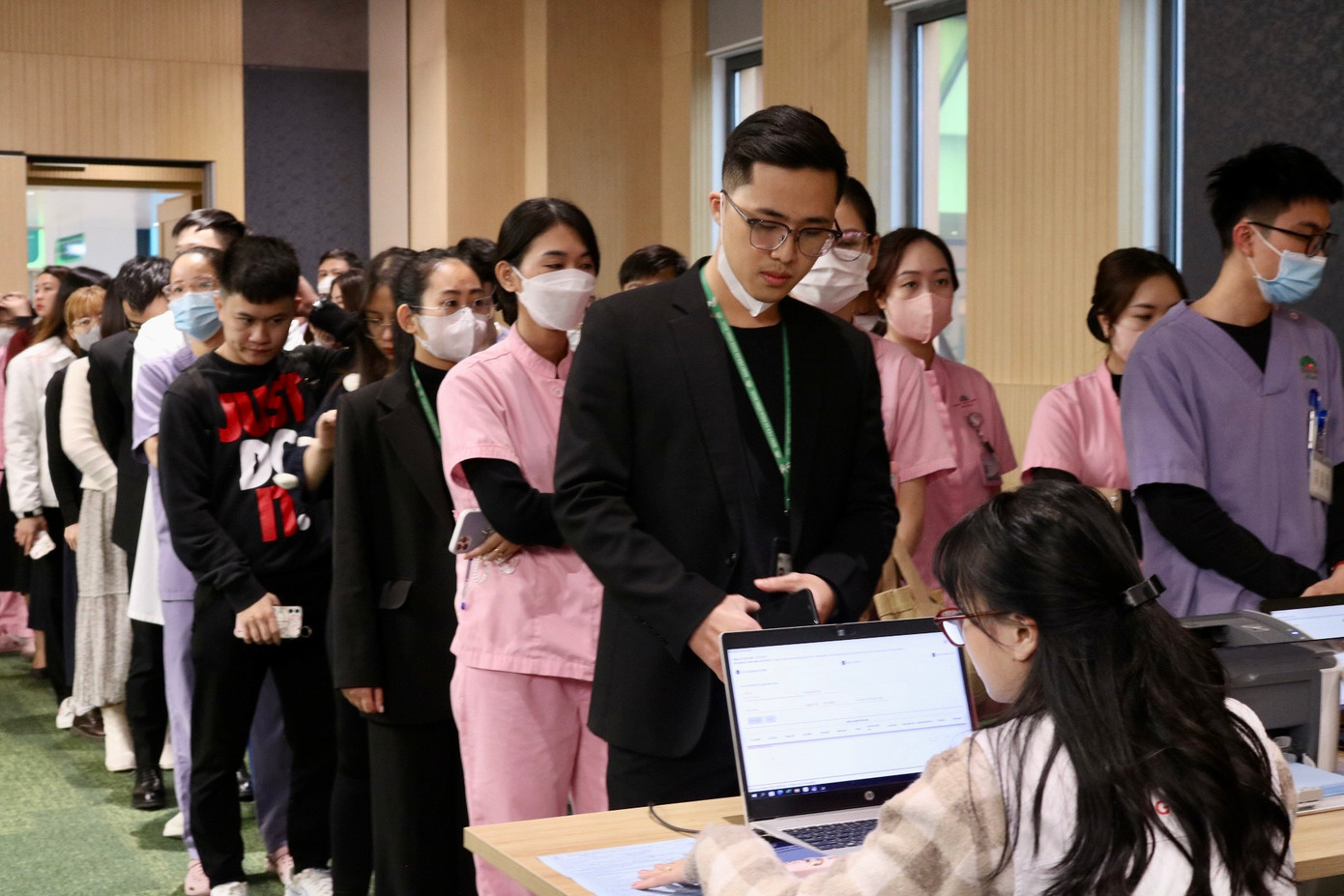 Từ 7h sáng, nhiều người đã có mặt tại hội trường tầng 4 Bệnh viện Đa khoa Hồng Ngọc - Phúc Trường Minh để tham gia chương trình hiến máu "Hiến máu cứu người - Sinh mệnh của bạn và tôi".