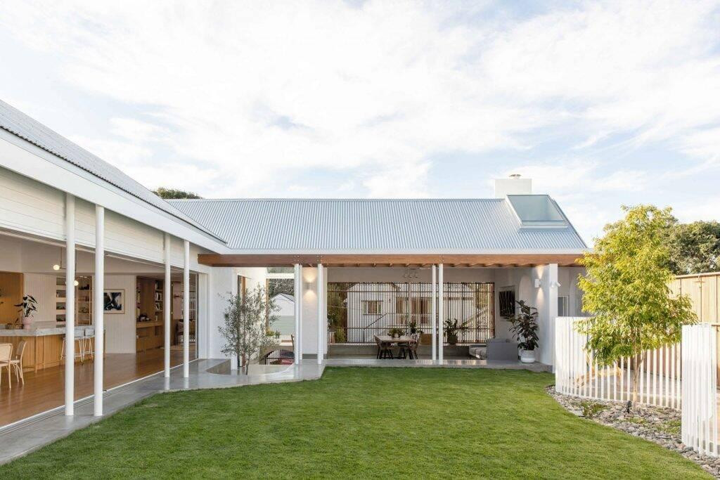 Nhà chữ L với các không gian liền mạch và mở với sân vườn.