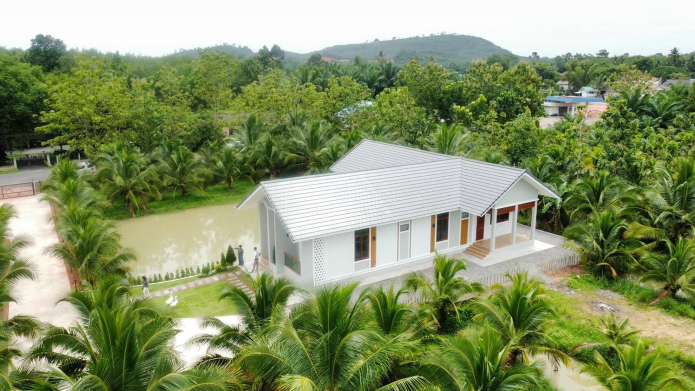 Nhà chữ L 3 phòng ngủ nằm cạnh vườn và ao cá rộng rãi.