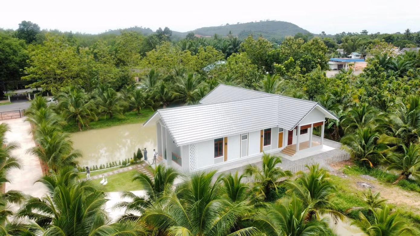 Nhà chữ L 3 phòng ngủ nằm cạnh vườn và ao cá rộng rãi. Nhà chữ L 3 phòng ngủ nằm cạnh vườn và ao cá rộng rãi.