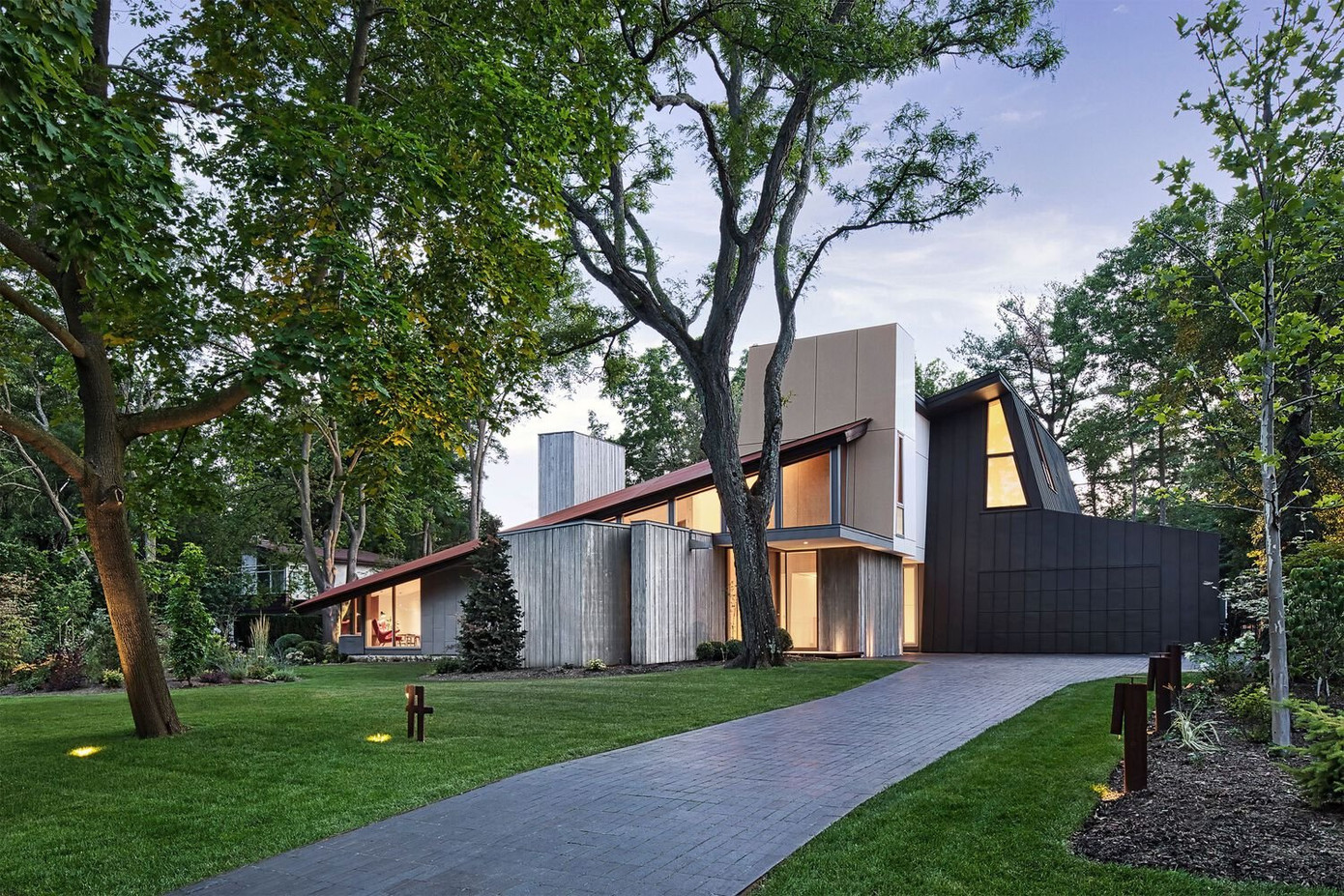 Nhà chữ L Dove Cottage mang đến trải nghiệm sống giữa rừng cho gia chủ.