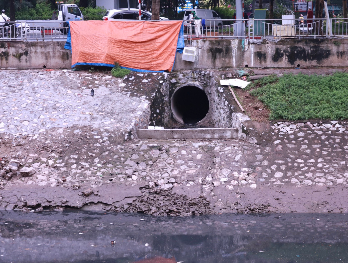 Nhiều cống xả nước thải sinh hoạt đã bị ngăn lại để hạn chế nước thải đổ vào sông. Theo ước tính, mỗi ngày, sông Tô Lịch hứng khoảng 150.000 m3 nước thải công nghiệp và nước thải sinh hoạt đổ trực tiếp ra.