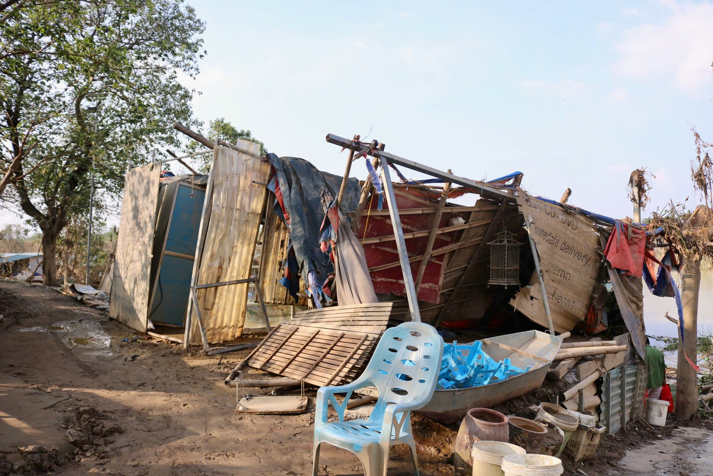 Sau khi cơn bão số 3 qua đi, cuộc sống của người dân nơi đây càng trở nên bế tắc hơn khi nhiều tài sản tích cóp của nhiều gia đình cứ thế mà trôi theo dòng nước lũ. Sau khi cơn bão số 3 qua đi, cuộc sống của người dân nơi đây càng trở nên bế tắc hơn khi nhiều tài sản tích cóp của nhiều gia đình cứ thế mà trôi theo dòng nước lũ.