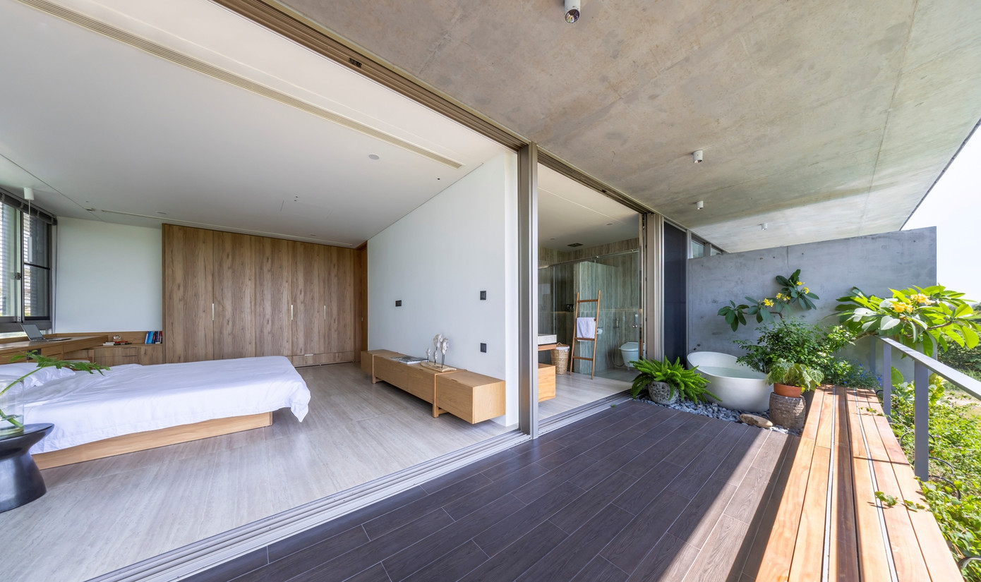 Phòng ngủ chính và nhà tắm ở trên tầng hai được thiết kế mở với mặt hướng ra sông để đón gió. Trong khi đó bồn tắm cũng được thiết kế bên ngoài để gia chủ có những giây phút thư giãn cuối ngày.