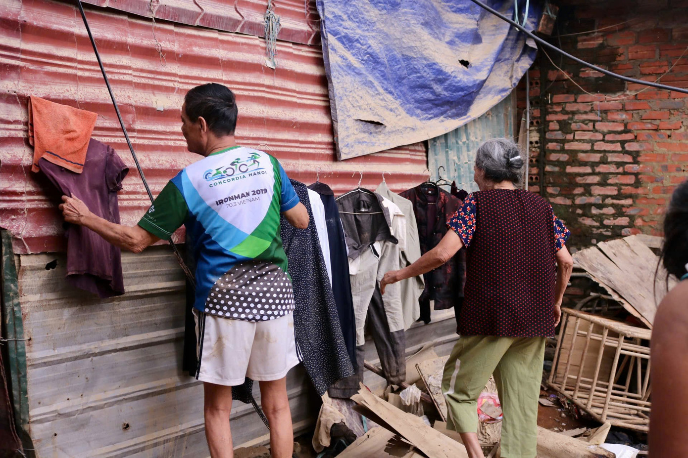 Quần áo sau những hôm mưa lũ gần như bị ướt, bẩn nên nhà nào cũng phải giặt hết lại một lượt. Quần áo sau những hôm mưa lũ gần như bị ướt, bẩn nên nhà nào cũng phải giặt hết lại một lượt.