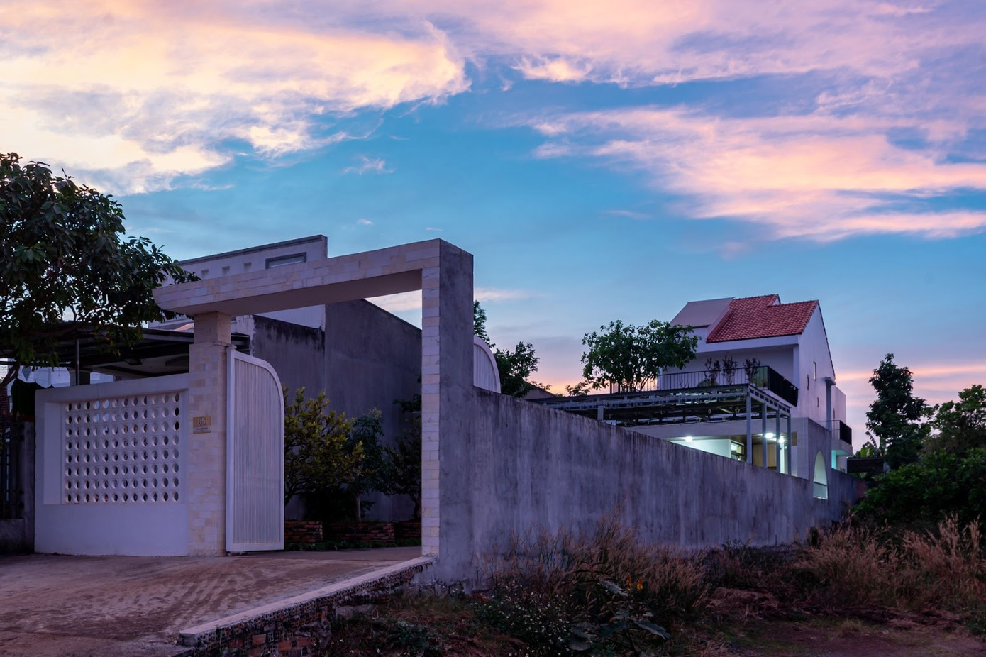 Việc bố trí những không gian chuyển tiếp giữa bên ngoài và bên trong nhà, các khoảng hành lang và đặc biệt là một mái hiên lớn trước nhà vừa giảm bức xạ nhiệt vừa là không gian sinh hoạt quen thuộc của nhà ở xưa, từ ngồi chơi uống trà cho tới tiếp khách, ăn uống ngoài trời,...