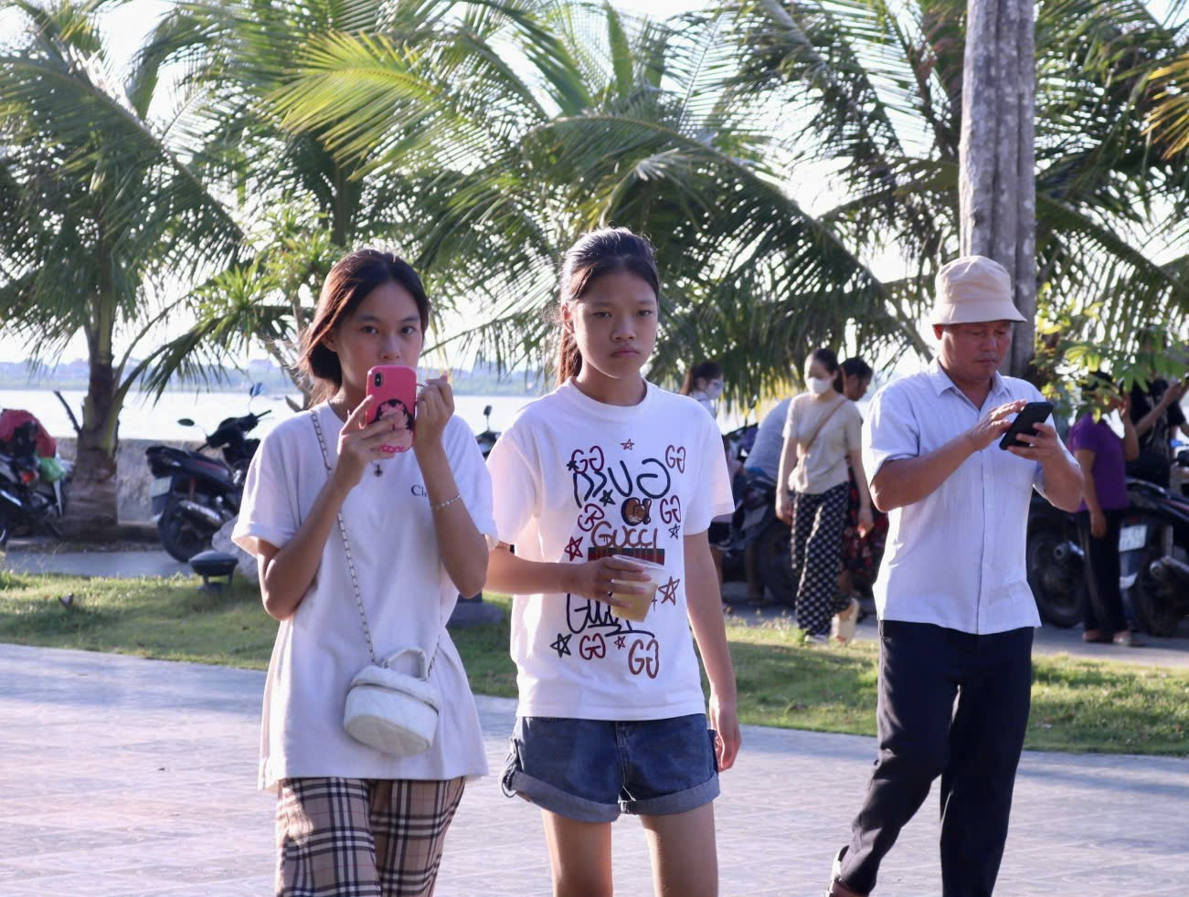 Vào mùa du lịch biển Hải Tiến từ tháng 4 đến tháng 9, chùa Bụt đón nhiều lượt khách đến tham quan.