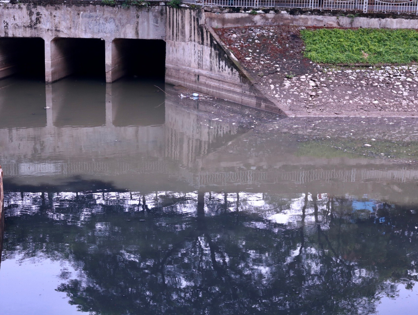 Tại khu vực sông dọc đường Quan Hoa, có khu vực nước sông phân tách 2 màu rõ rệt, nhiều chỗ nước sông đen kịt.