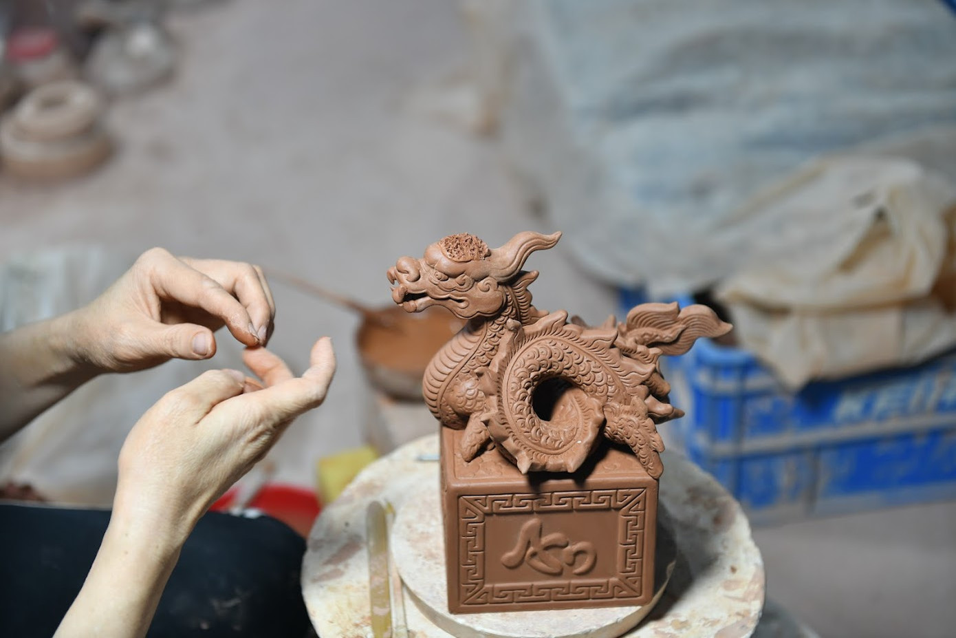 Từng chi tiết nhỏ được nặn bằng tay và gắn kết với nhau bằng "sự khéo léo" của người làm gốm.