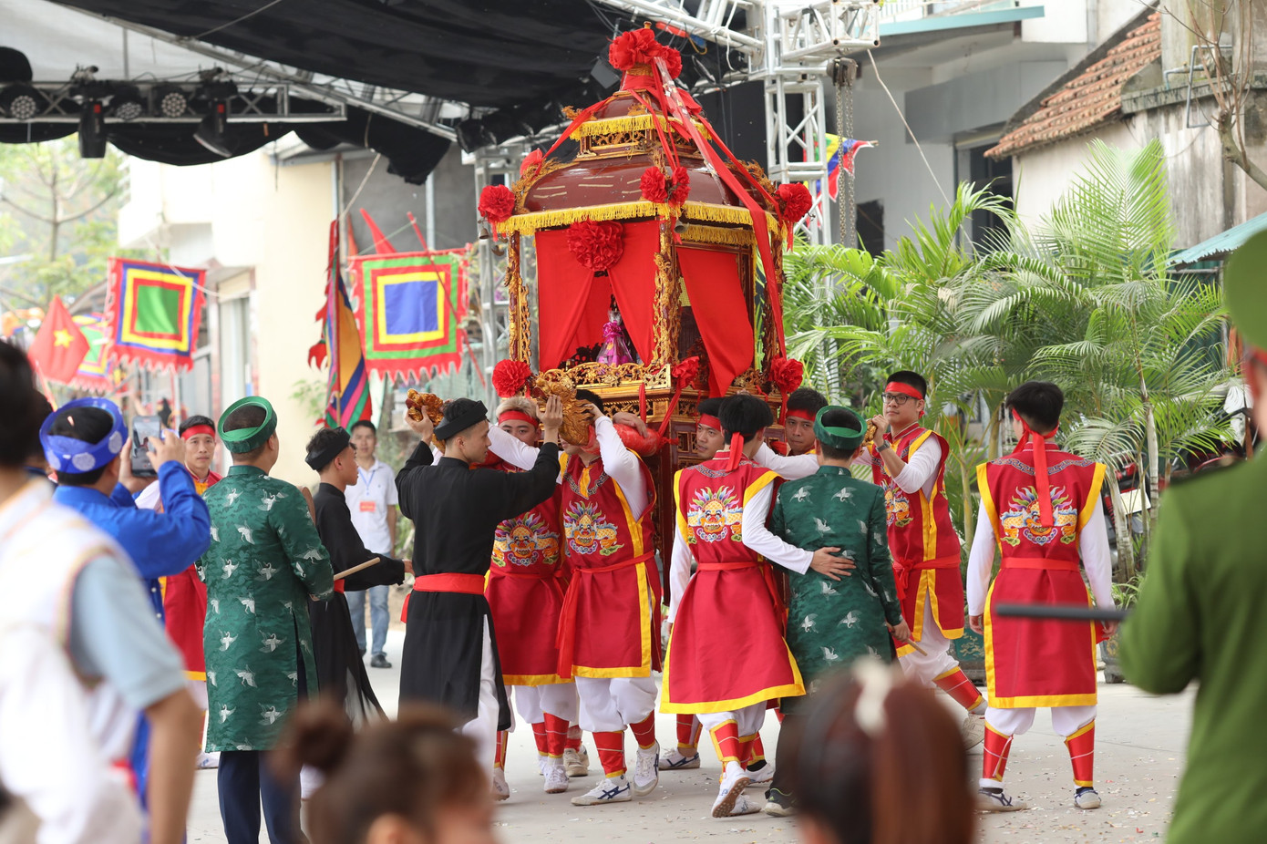 Trong 3 ngày lễ hội có tổ chức: Giao hiếu với 4 làng, Thi đấu thể thao Các trò chơi dân gian và 3 đêm liên hoan văn nghệ quần chúng. Thông qua Hội xuân truyền thống làng gốm, dân làng cầu mong mưa thuận gió hòa, quốc thái dân an, dân sinh an lành hạnh phúc, sản xuất tiêu thụ hanh thông, tăng cường khối đại đoàn kết…