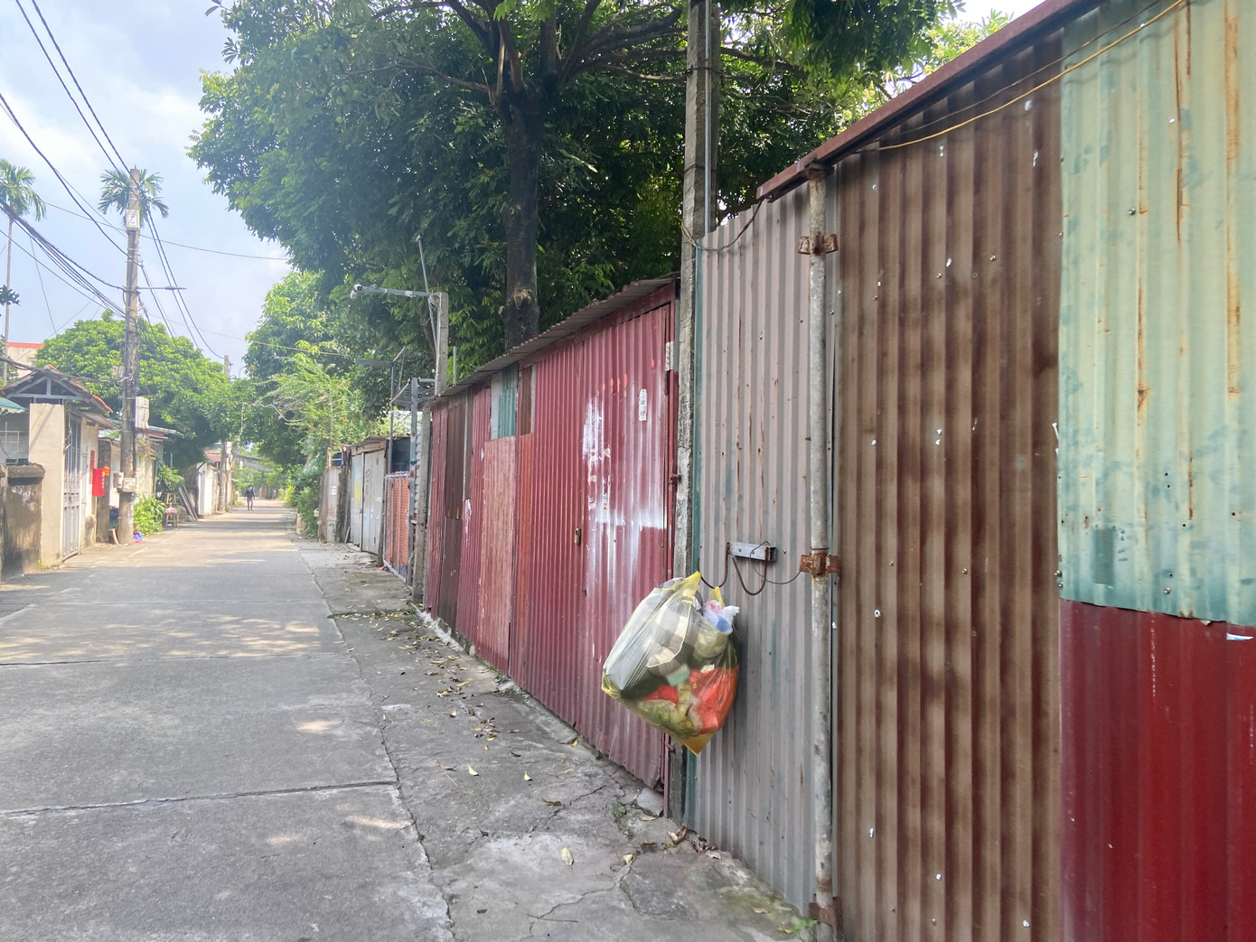 Nhiều công trình lấn chiếm đất vui chơi, giải trí công cộng ven sông. Nhiều công trình lấn chiếm đất vui chơi, giải trí công cộng ven sông.