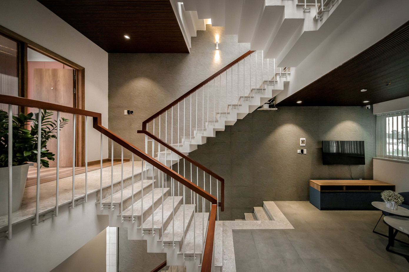 Từng không gian trong ngôi nhà đều được kết nối một cách liên tục, không chỉ giúp tối ưu hoá diện tích mà còn tạo nên sự gắn kết chặt chẽ giữa các thành viên.