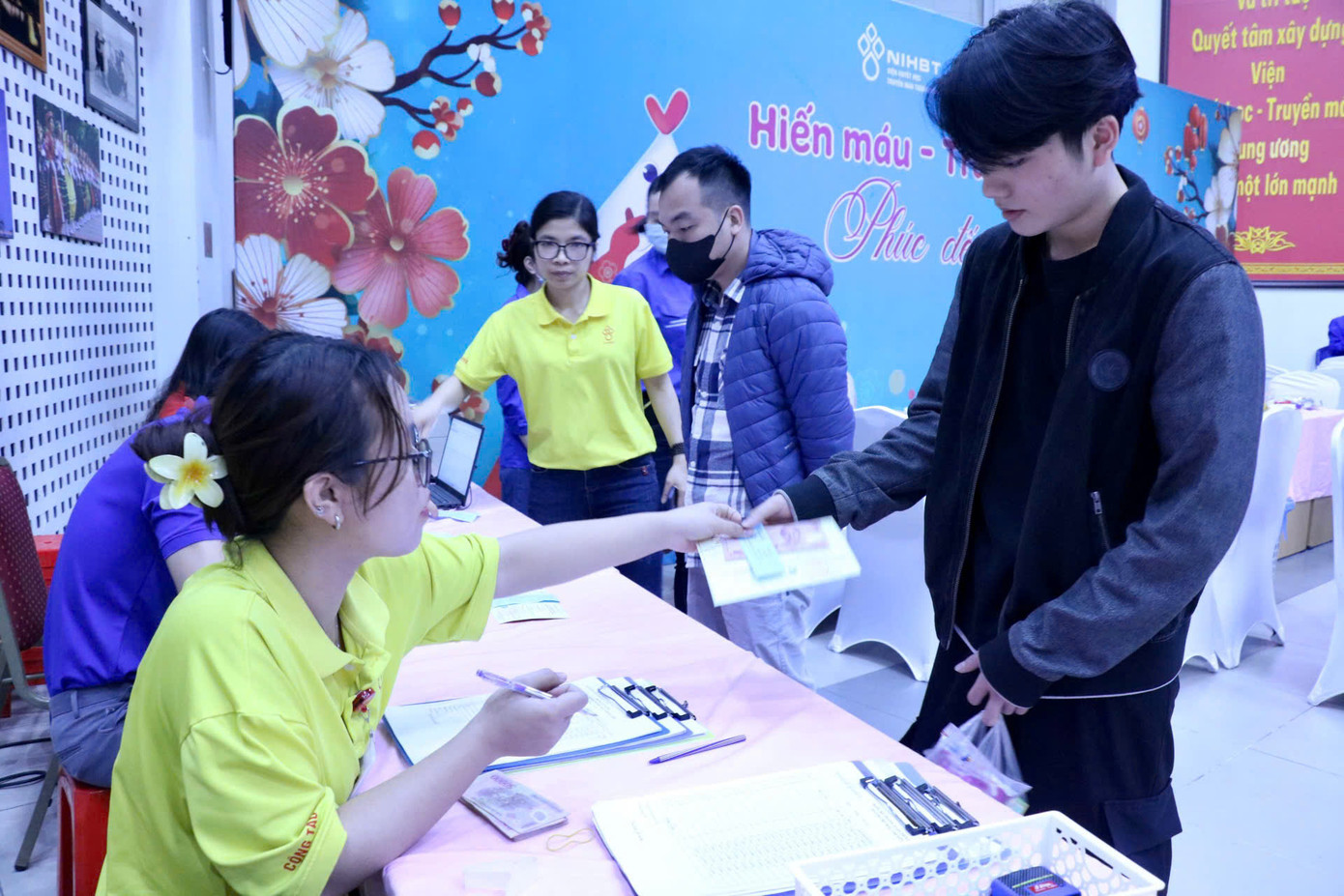 “Có hẹn với thanh xuân” là nơi để những người đang và đã bước qua tuổi thanh xuân được vô tư sẻ chia, lan tỏa lòng nhân ái đến với cộng đồng, góp thêm những đơn vị máu đến với người bệnh. Chương trình hiến máu tình nguyện diễn ra trong một ngày, dự kiến thu về hơn 500 đơn vị máu.