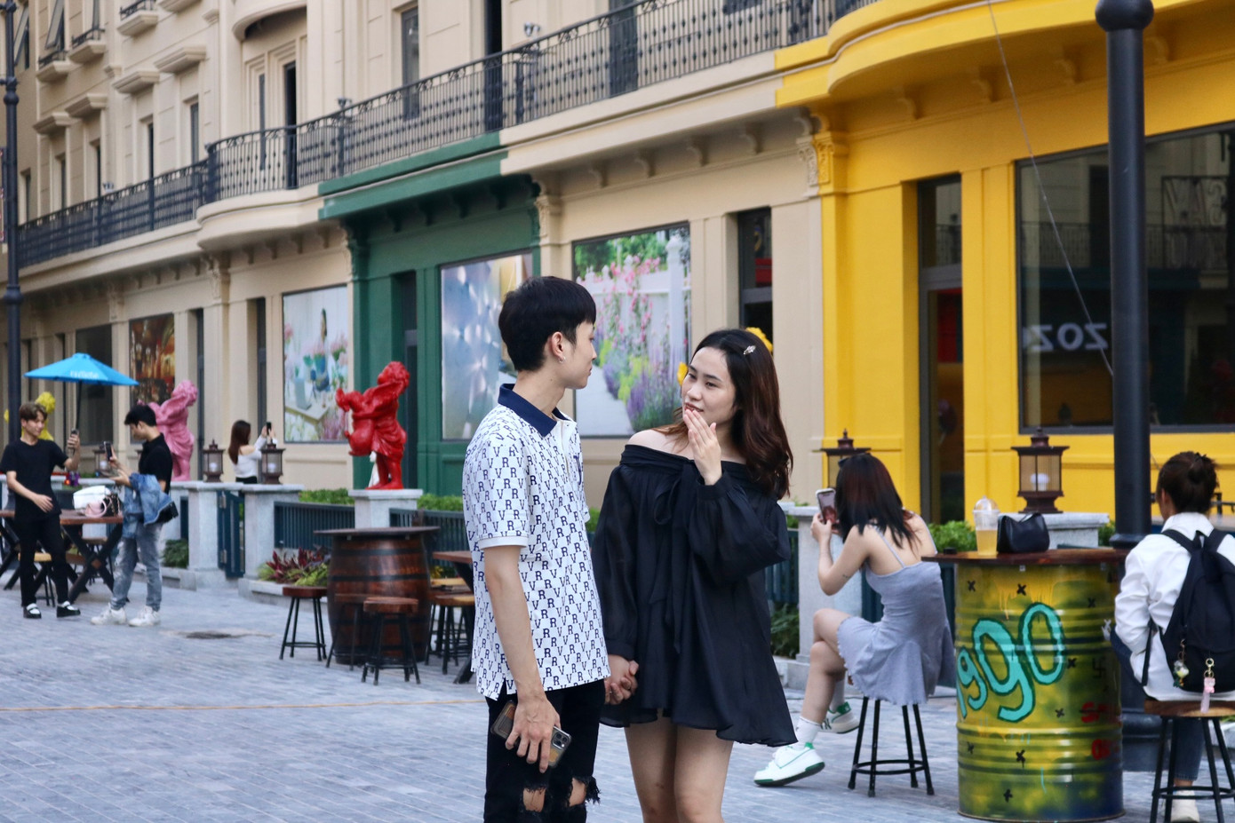 Từ thiết kế, kiến trúc, cách bày trí cảnh vật,... đều gợi đến hình ảnh nước Anh xinh đẹp. Du khách khi đến đây có cảm giác như lạc giữa trời Âu.