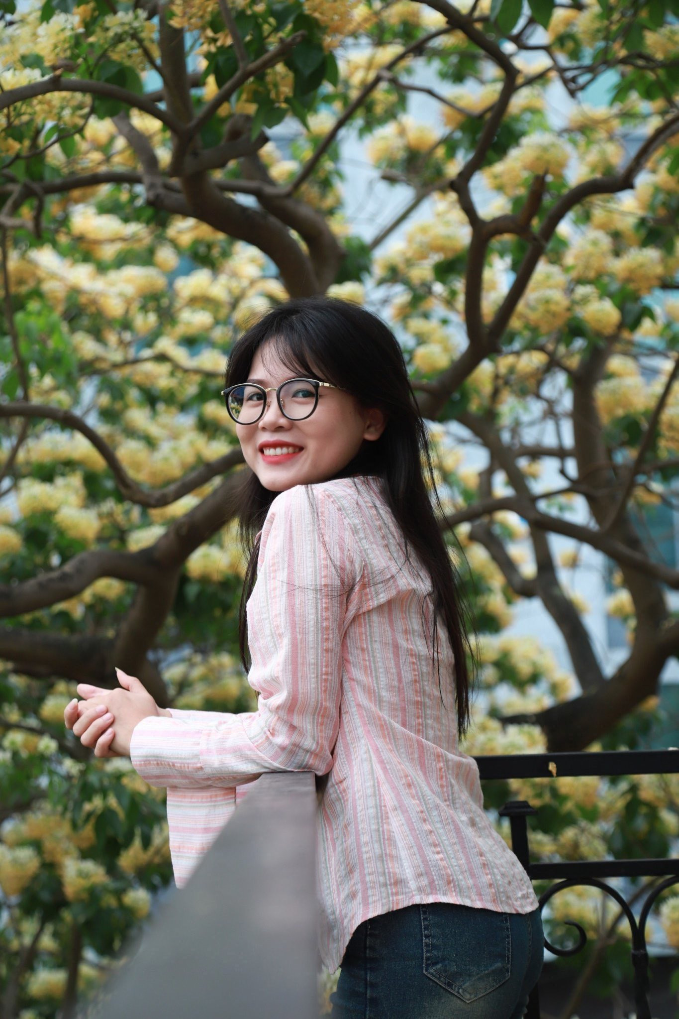 Thời điểm hoa bún nở rộ thu hút nhiều người dân đến check in.