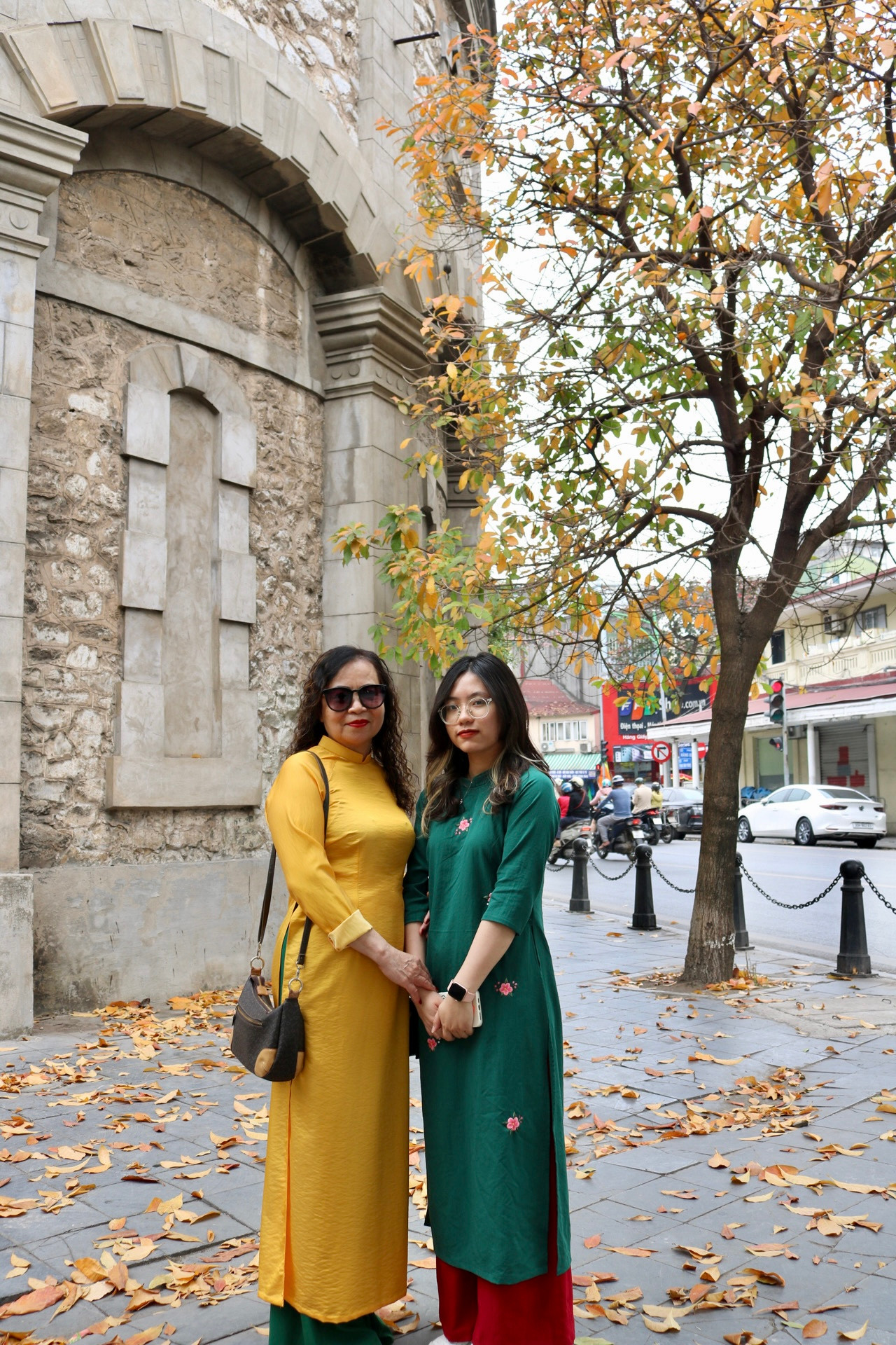 Những ngày gần đây, bốt Hàng Đậu thu hút rất nhiều người đến check in, không chỉ có những bạn trẻ mà còn có nhiều người lớn tuổi, giới văn phòng, công sở gần đó cũng tiện đường ghé vào chụp vài kiểu ảnh lãng mạn. Dưới một bài vài bài đăng trên mạng xã hội về cây lộc vừng bốt Hàng Đậu, có đến hàng trăm bình luận của netizen rủ nhau đến chụp ảnh check in. Bạn Vũ Thư chia sẻ: "Mình ở Hàm Long, bình thường rất hay đi qua đây. Hôm nay tiện hai bà cháu mình có việc chạy qua đoạn này, thấy cảnh đẹp quá nên vào chụp luôn mấy tấm ảnh để làm kỷ niệm."