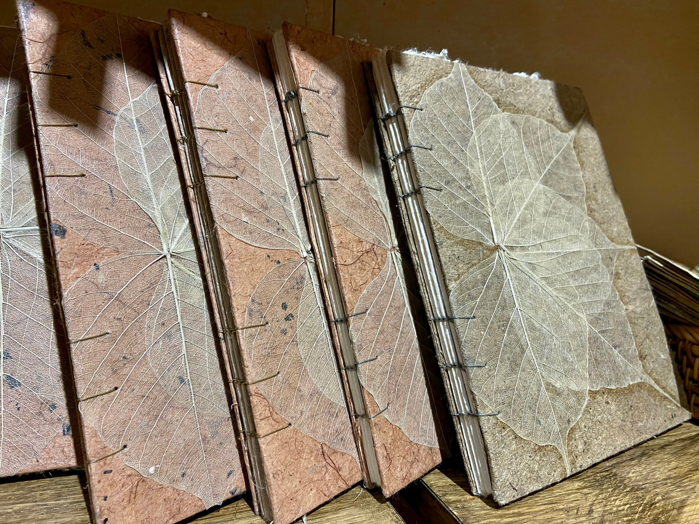 Những sản phẩm được làm từ chất liệu giấy truyền thống của Việt Nam giống như tiệm ký ức về tuổi thơ vì ở đó là chiếc đèn cù, quạt mo, quạt gấp, quyển số khâu bìa từ vải rèm treo đầu giường của bà con dân tộc Thái. Nhưng tiệm tạp hóa này cũng mang màu sắc hiện đại với các sản phẩm đèn ngủ, đèn để bàn, phong bì, thiệp mời…