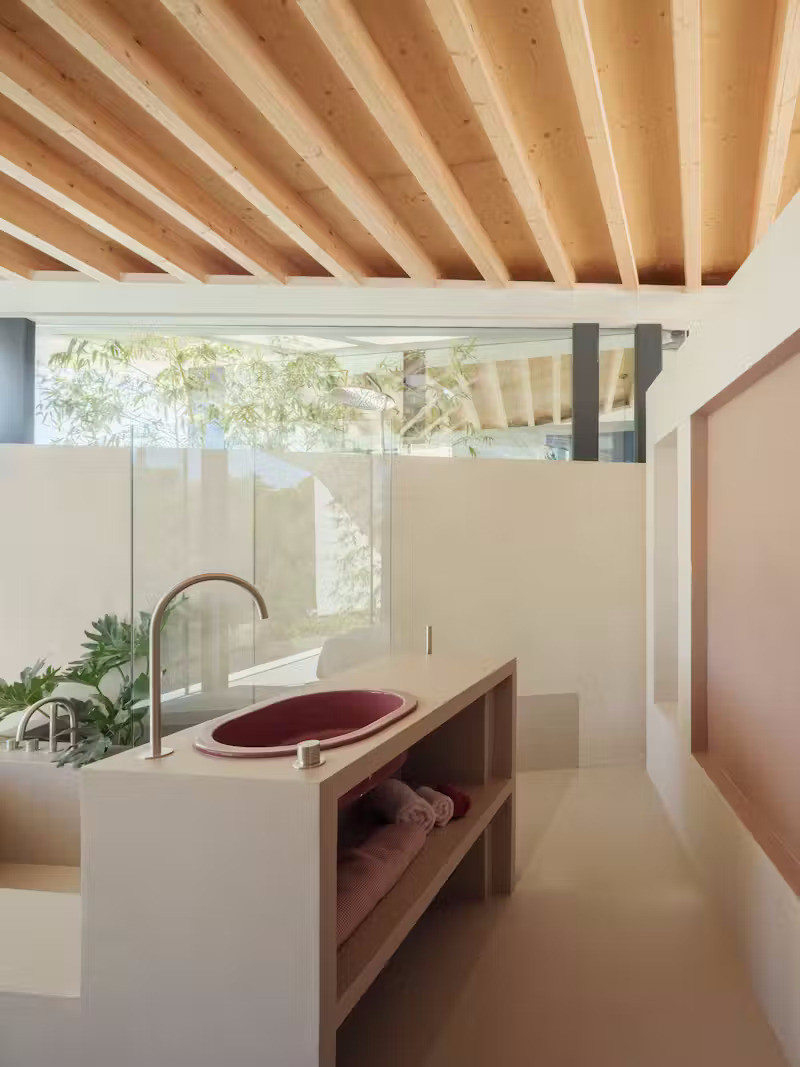 Thay vì tổ chức không gian theo cấu trúc truyền thống, ngôi nhà được bố trí các khu chức năng như tủ đồ, bồn rửa, vòi sen, lò sưởi hay bồn trồng cây như những món đồ nội thất tự do, được đặt tuỳ hứng trong ngôi nhà.