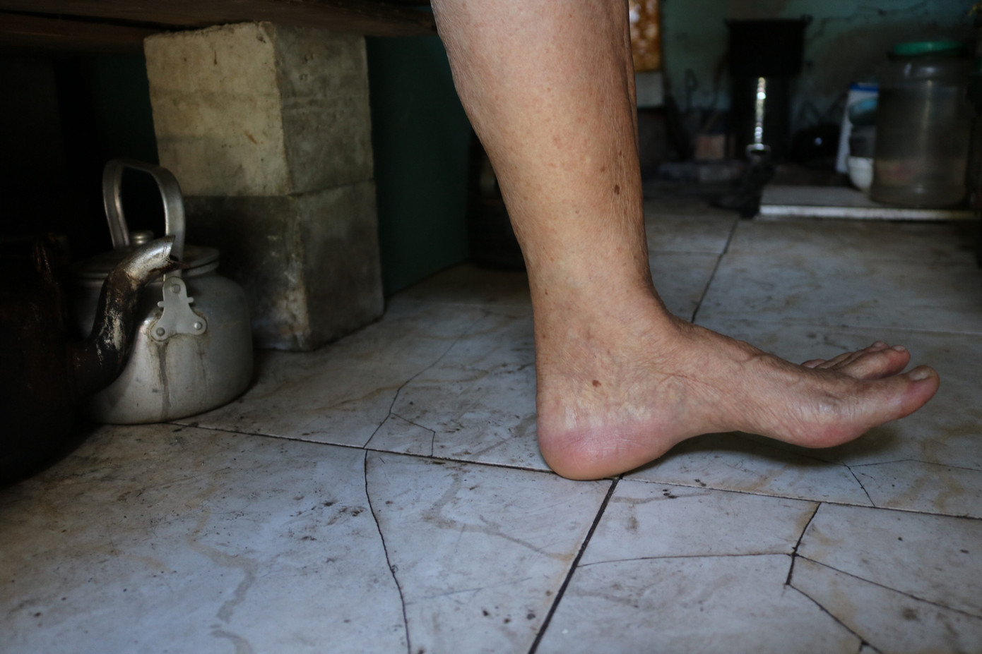 Về đến phòng, điều đầu tiên bà làm sau khi đẩy xe nước vào chính là lau sàn bằng nước mát. "Có những hôm lau đằng trước thì đằng sau đã khô rồi nên phải lau đến mấy lượt"