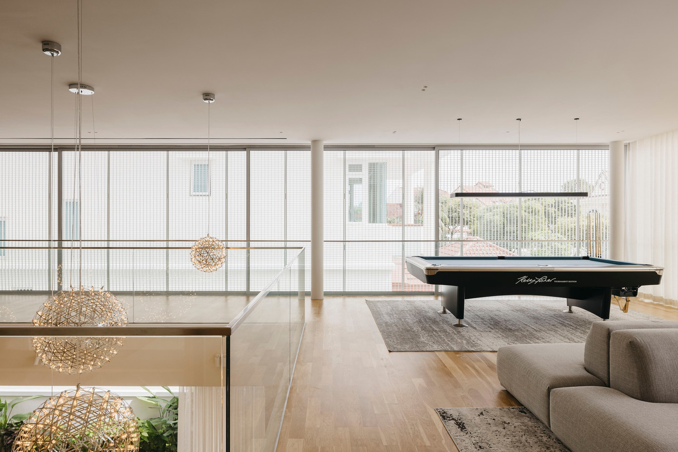 Cảm giác rộng rãi được tăng cường nhờ sự kết nối linh hoạt giữa các tầng, cùng với cửa kính trượt lớn giúp mở rộng không gian và đón ánh sáng tự nhiên tràn ngập vào bên trong.