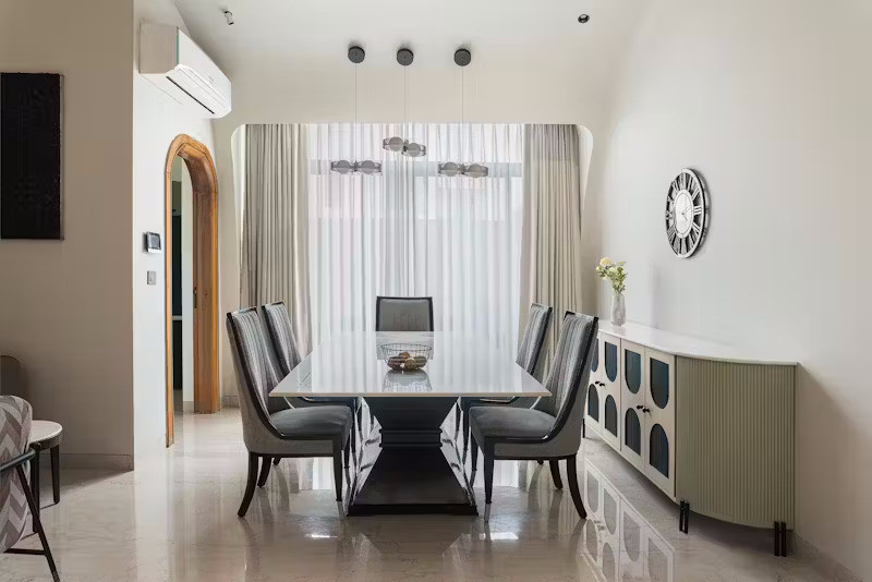 Hệ pin năng lượng mặt trời và bình nước nóng solar được giấu gọn trên mái, cung cấp hơn 60% nhu cầu điện cho ngôi nhà, cắt giảm đáng kể chi phí vận hành. Hệ thống thông gió xuyên tầng kết hợp giếng trời giúp giảm nhiệt nội thất 3-4°C so với ngoài trời, hạn chế sử dụng điều hòa.