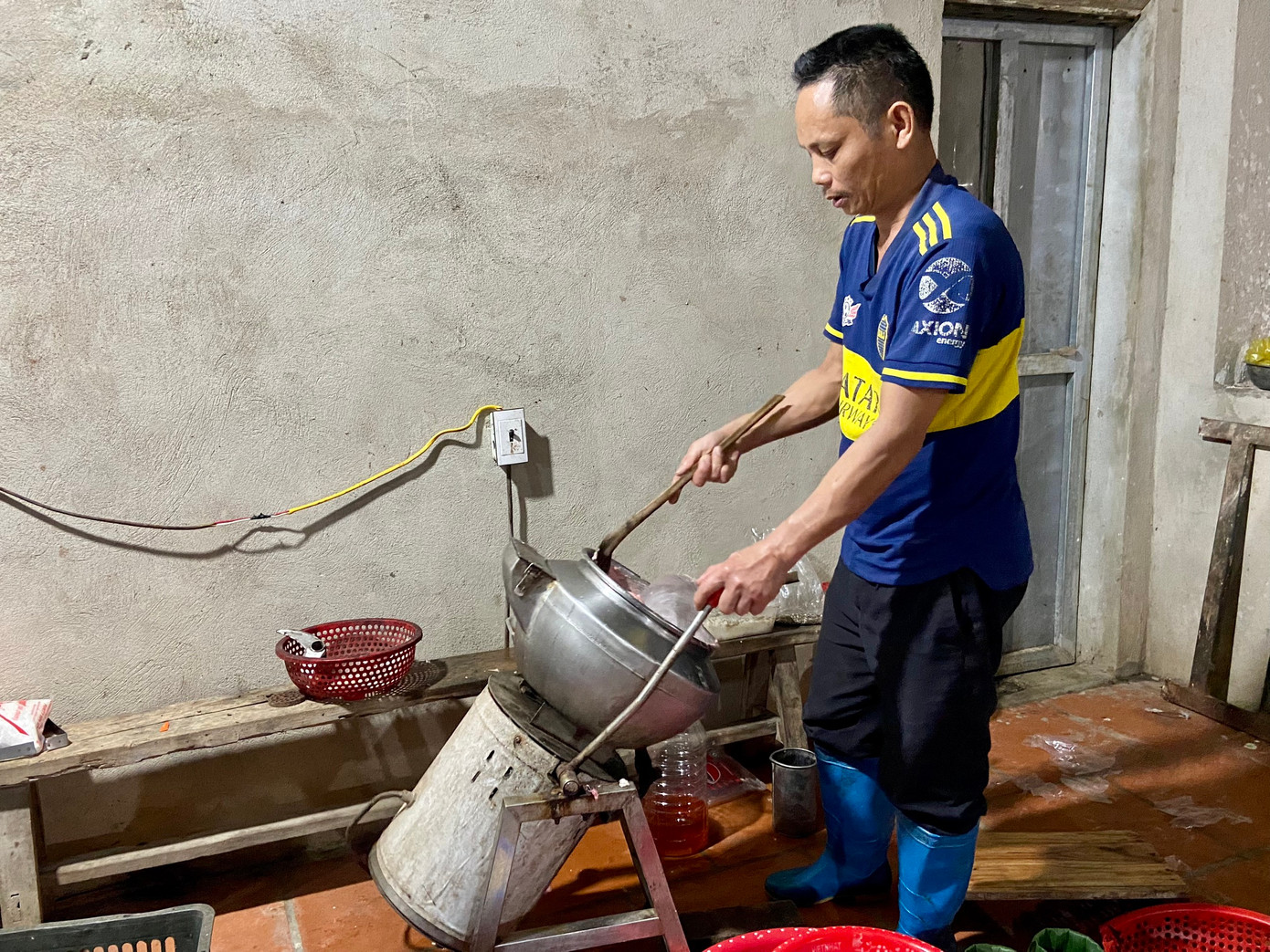 Sau khi trộn tất cả nguyên liệu với gia vị, thịt sẽ được đưa vào trong cối để xay. Sau khi trộn tất cả nguyên liệu với gia vị, thịt sẽ được đưa vào trong cối để xay.