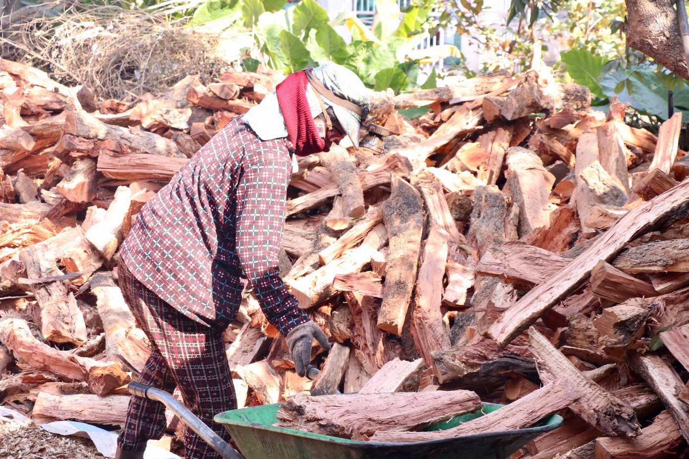 Theo bà Hậu - một người làm ở cơ sở cá kho, để làm nên một niêu cá kho ngon, không thể thiếu sự tỉ mỉ trong từng công đoạn. Một niêu cá kho Vũ Đại hoàn hảo phải được chuẩn bị kỹ lưỡng từ nguyên liệu đến quy trình. Cá trắm đen là loại cá được chuộng nhất khi làm món cá kho này. Mỗi con cá trắm được lựa chọn phải có cân nặng tối thiểu 4kg với thân chắc thịt, không bị dập hay hư hỏng. Các gia vị như chanh tươi, ớt, gừng, riềng, tiêu, mắm ngon... cũng phải được lựa chọn kỹ càng để tạo nên hương vị đậm đà.