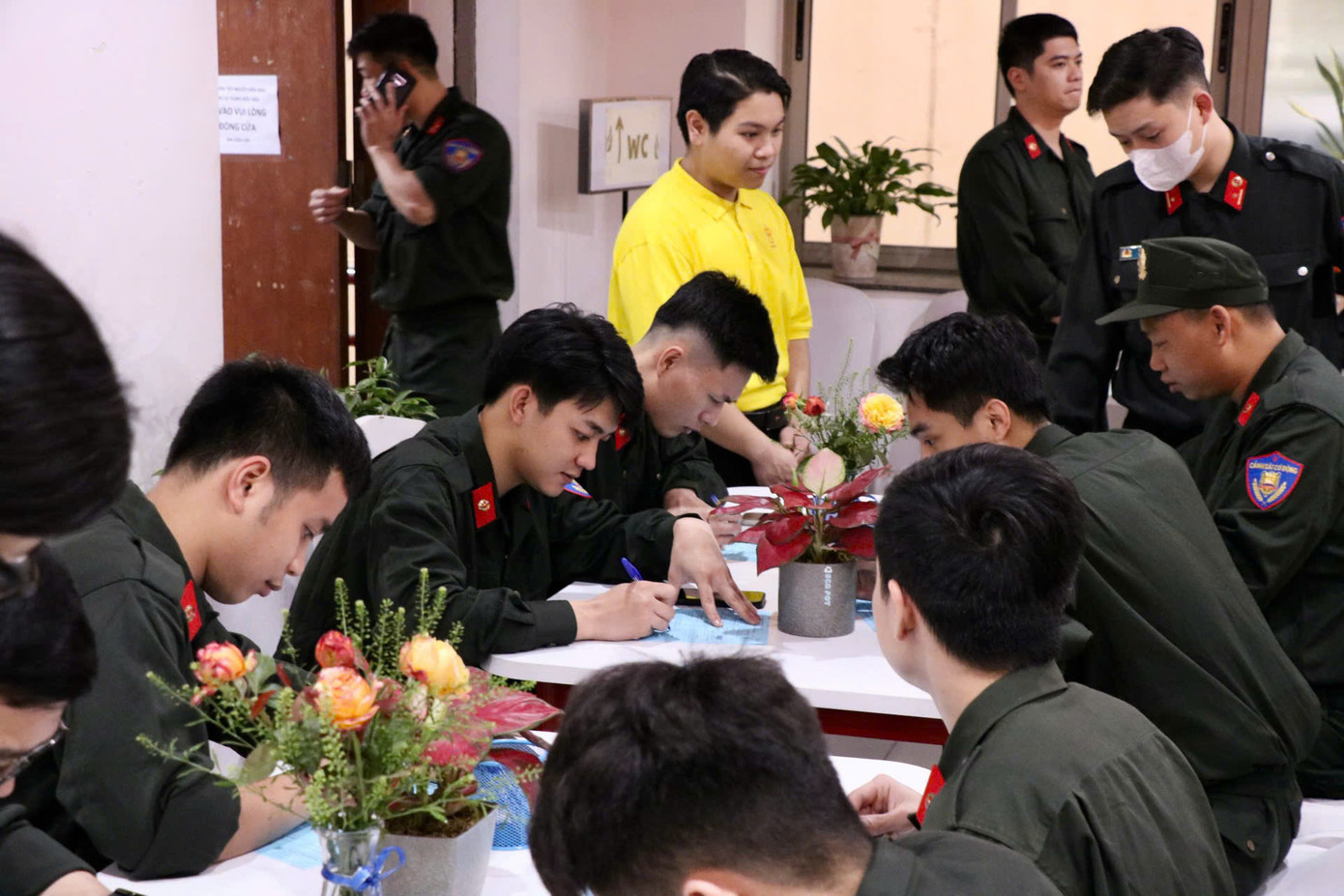 Nhiều đoàn viên của Trung đoàn Không quân Công an nhân dân cũng có mặt từ sáng sớm để đăng ký hiến máu.